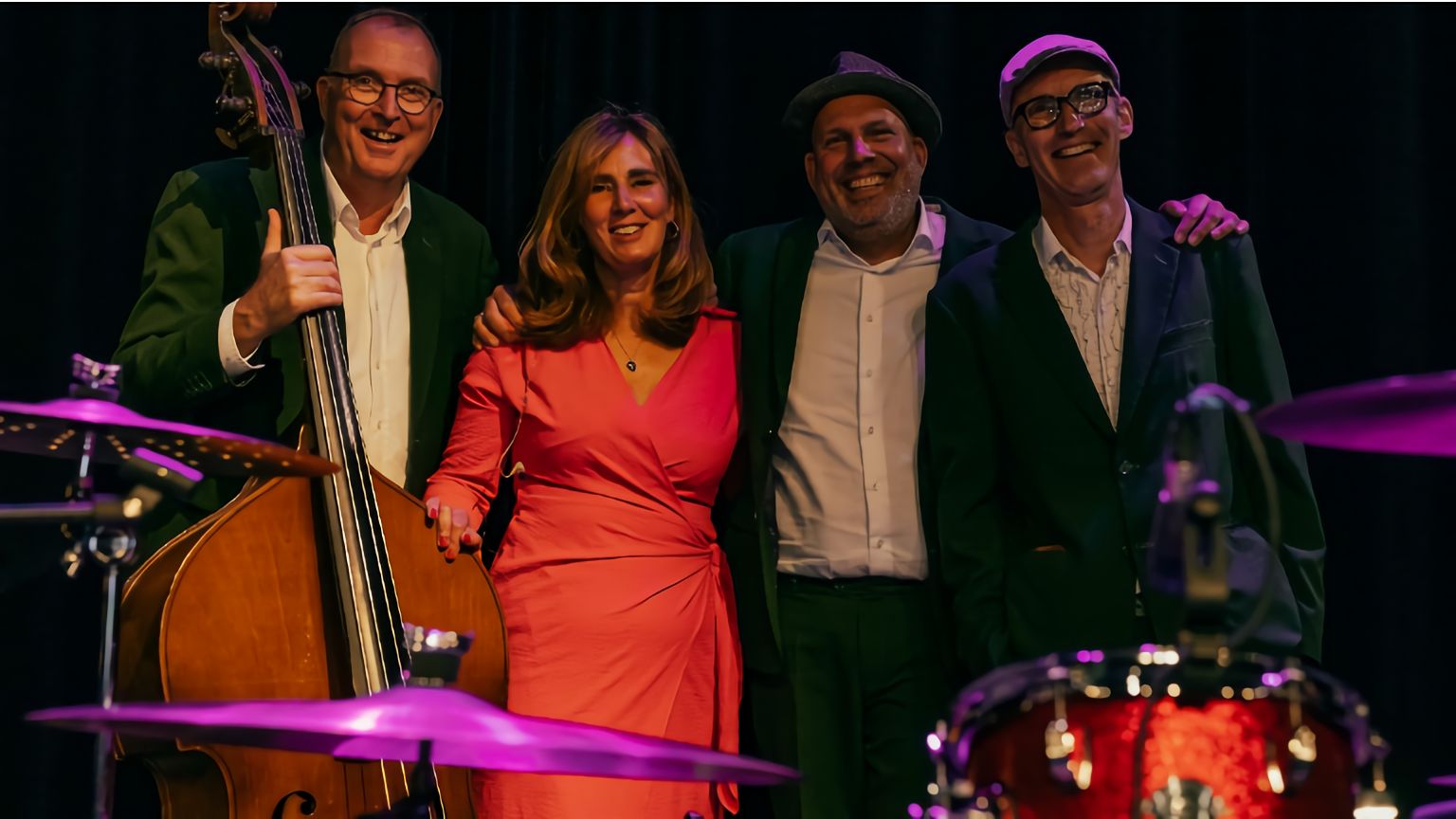 Busy Billie & the Clubmasters tijdens een swingend jazzconcert in clubsetting