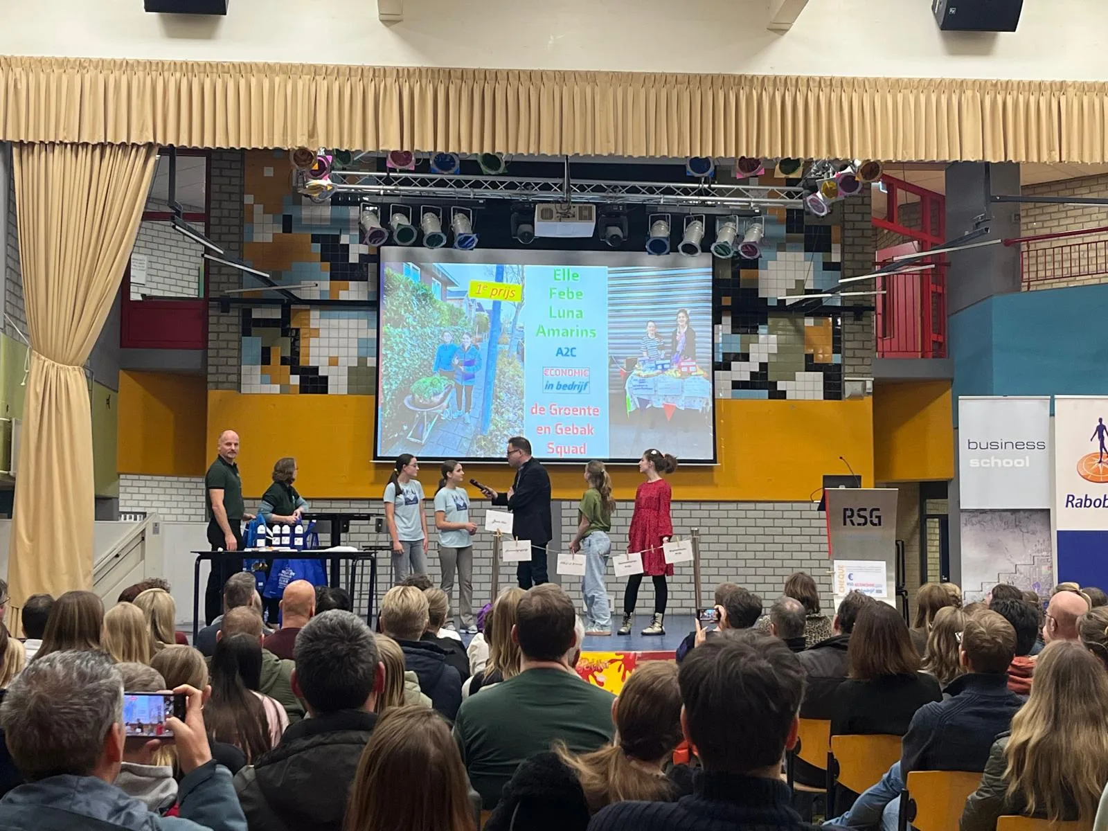 Leerlingen RSG Enkhuizen presenteren hun zelf opgerichte bedrijven