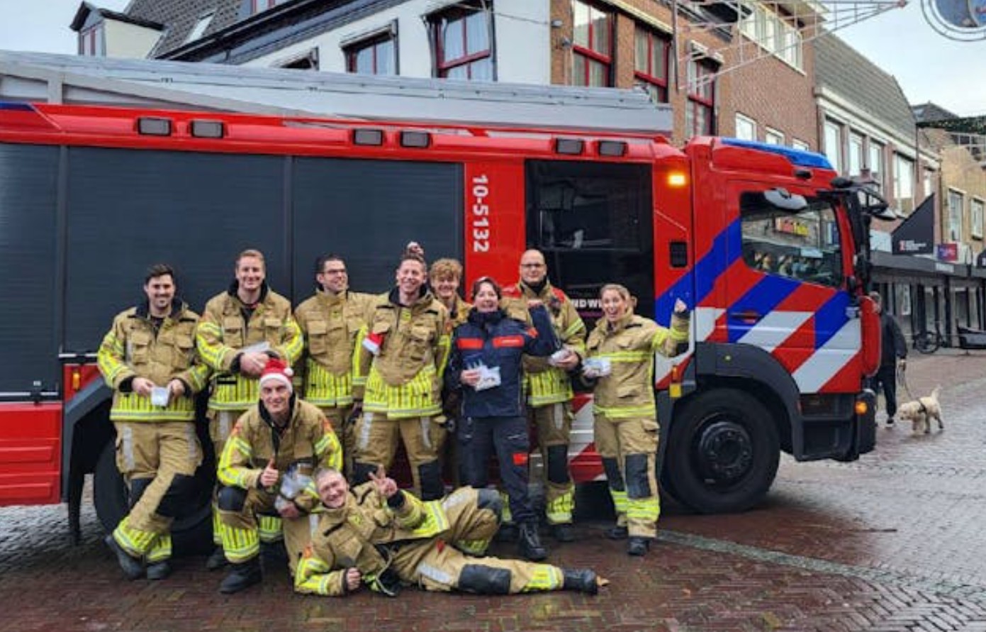 Brandweermensen delen kersthangers uit tijdens de Veilige Feestdagen-actie in Noord-Holland Noord