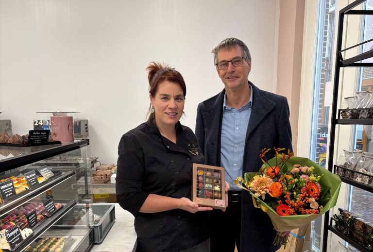 Wethouder Bijman bezoekt chocoladewinkel ChocoMare in de Westerstraat
