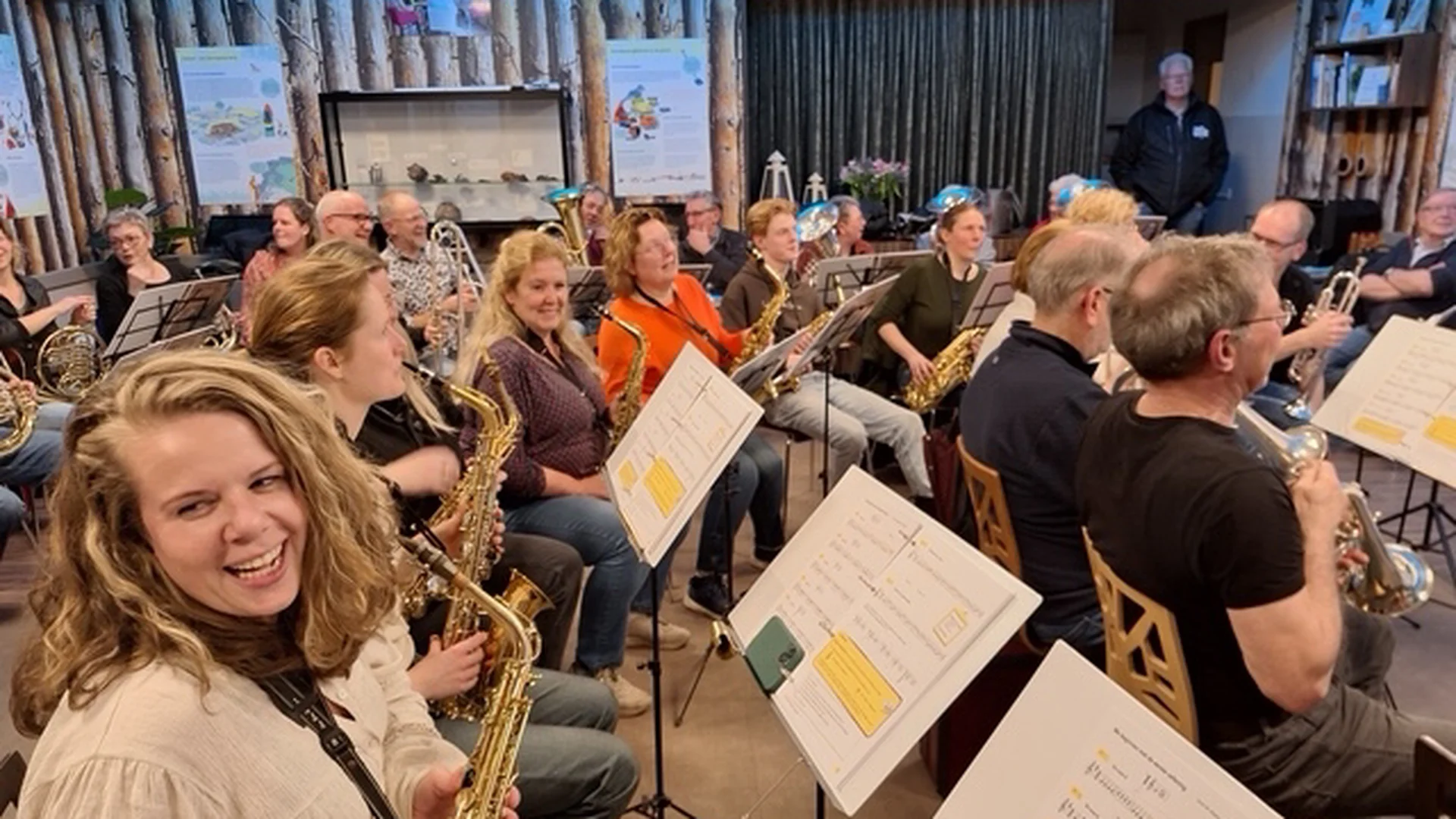 Deelnemers van Nieuw Talent Orkest Creato repeteren samen in Muziekschool Opmeer
