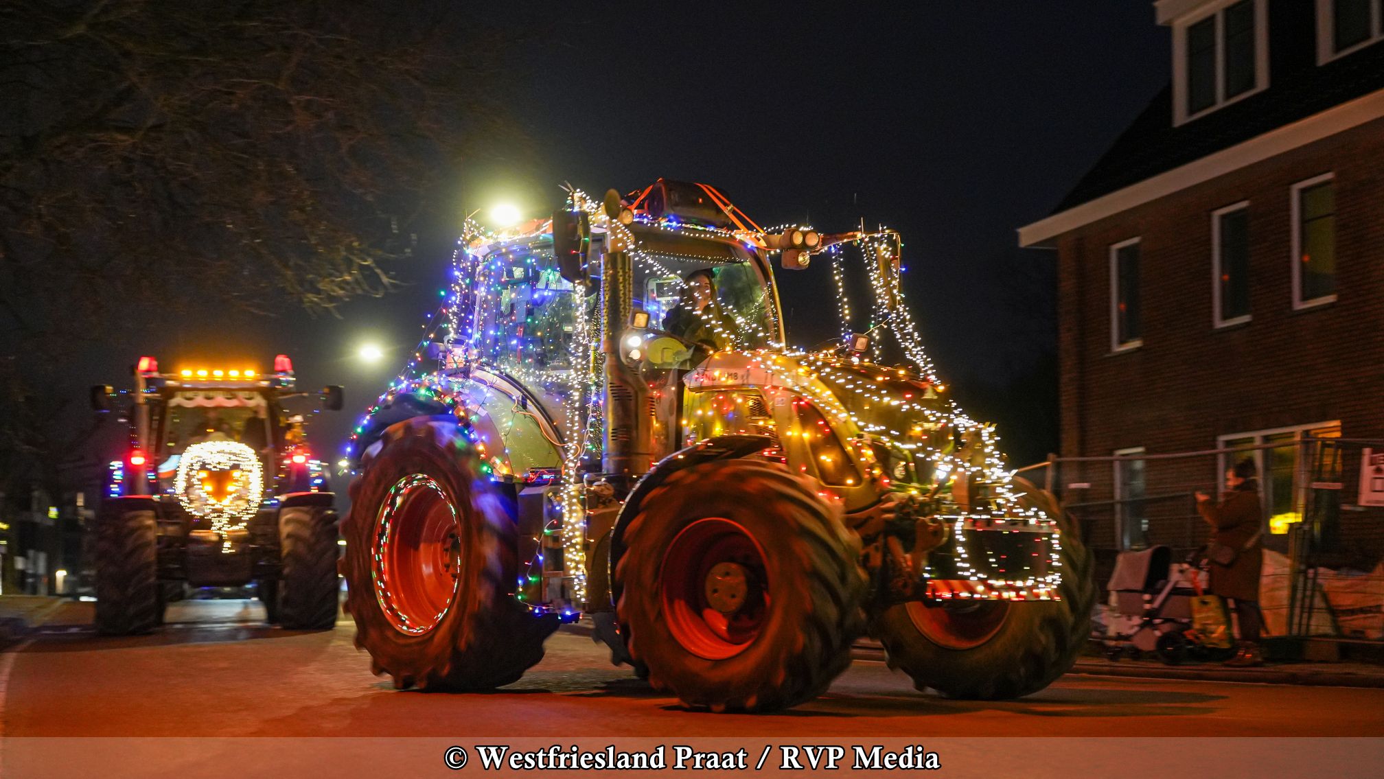 Feestelijk verlichte tractoren tijdens de Versierde Trekkeroptocht in West-Friesland