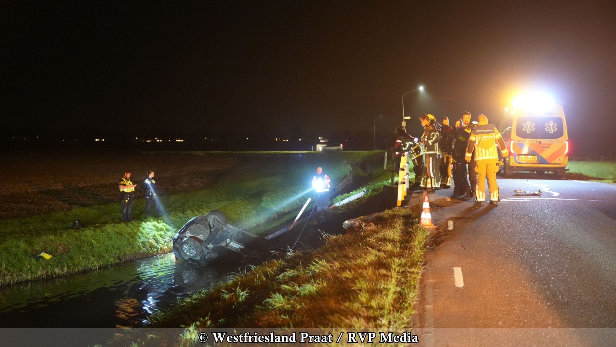 Hulpdiensten bij waterongeval op de Noorderweg in Twisk
