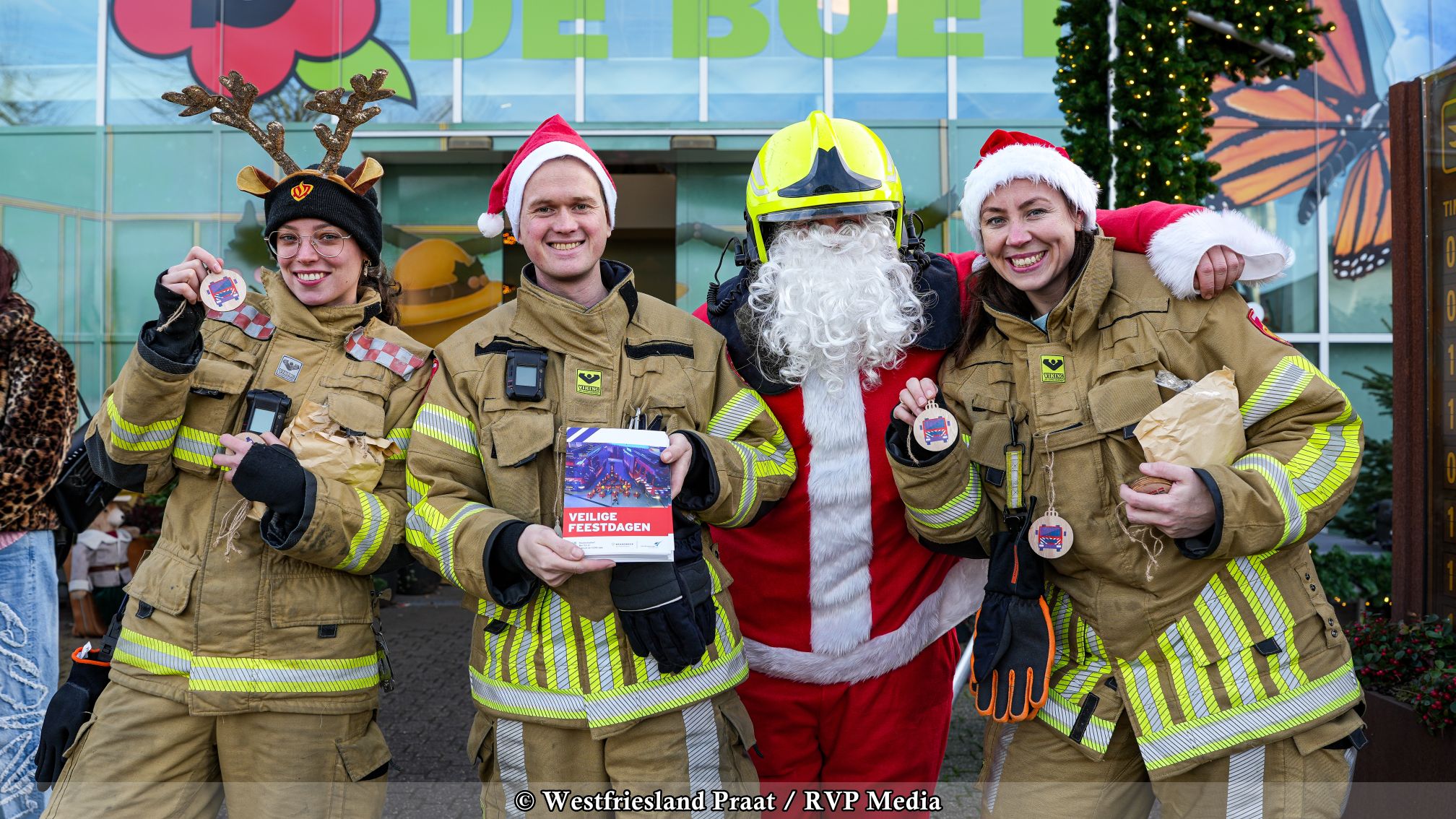 Brandweer Opmeer deelt kerstballen uit tijdens kerstactie in het centrum en op de Wuiver in Spanbroek