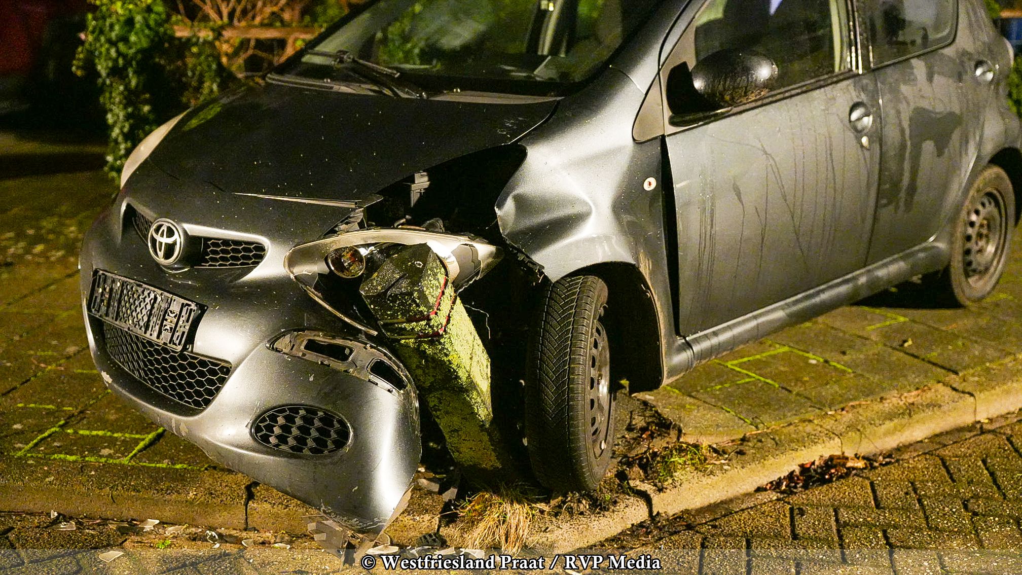 Beschadigde auto na nachtelijk ongeval tegen paal in Enkhuizen