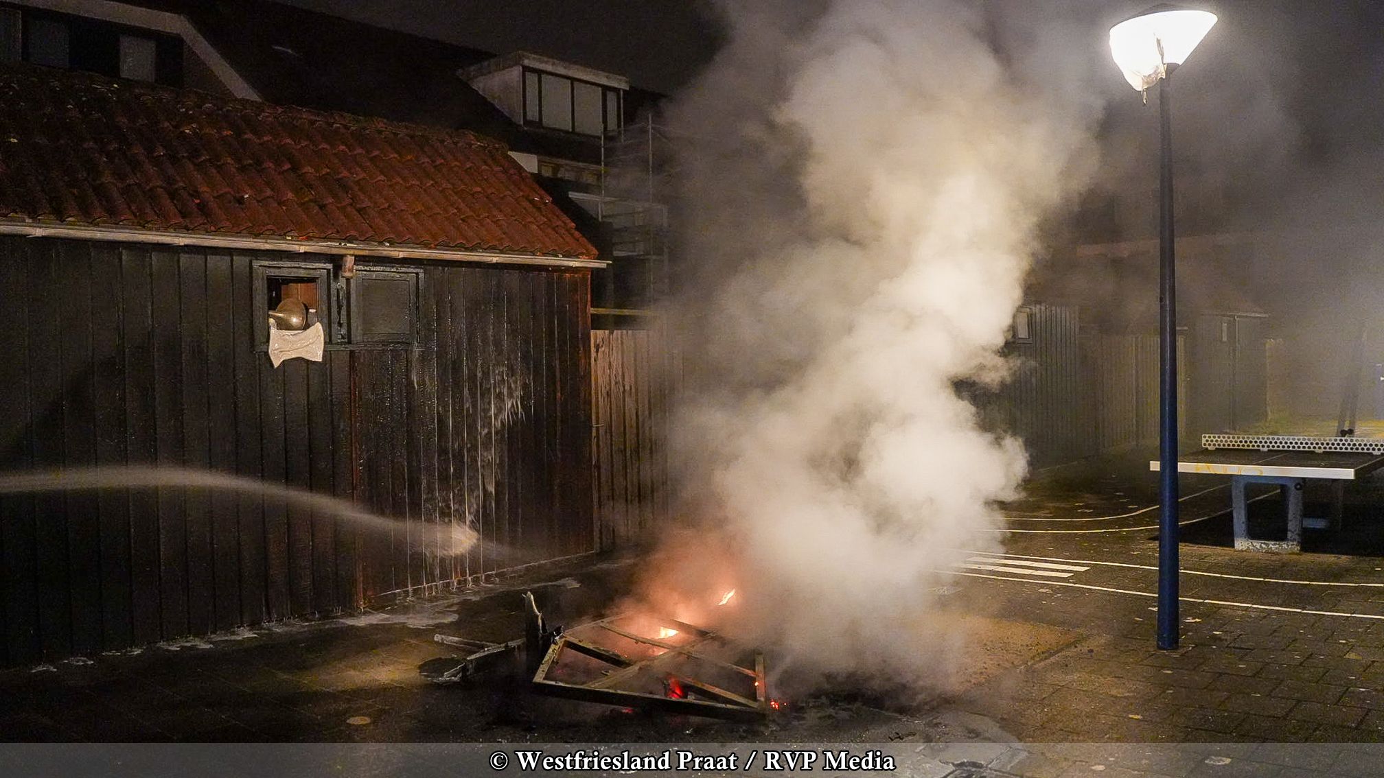 Brandweer blust brandende tafeltennistafel in speeltuin aan de Wieken in Hoorn