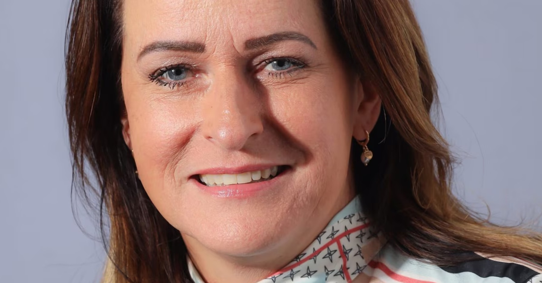 Raadslid kijkt naar documenten tijdens raadsvergadering Drechterland.