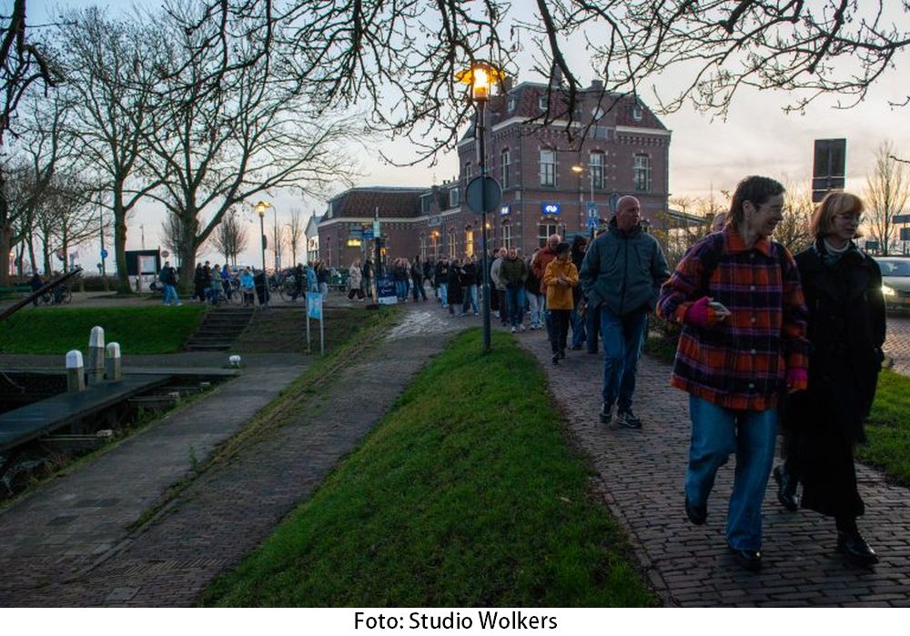 Leerlingen van RSG Enkhuizen presenteren lichtkunstwerken tijdens de Kunstroute in de Westerstraat