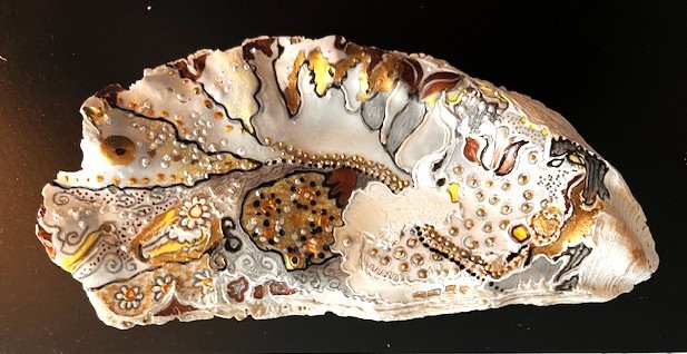 Beschilderde schelpen van kunstenares Inge Leuring-de Boer