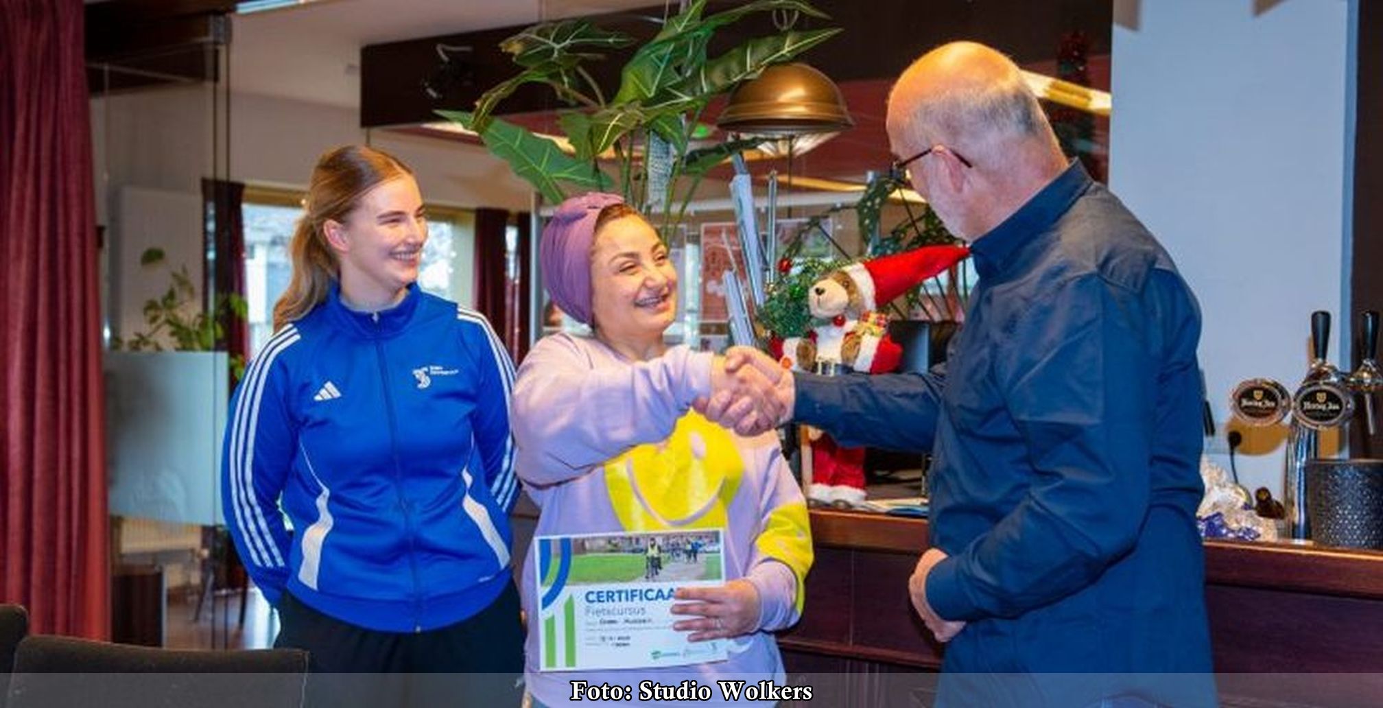 Statushouders ontvangen fietsdiploma na fietscursus in Enkhuizen