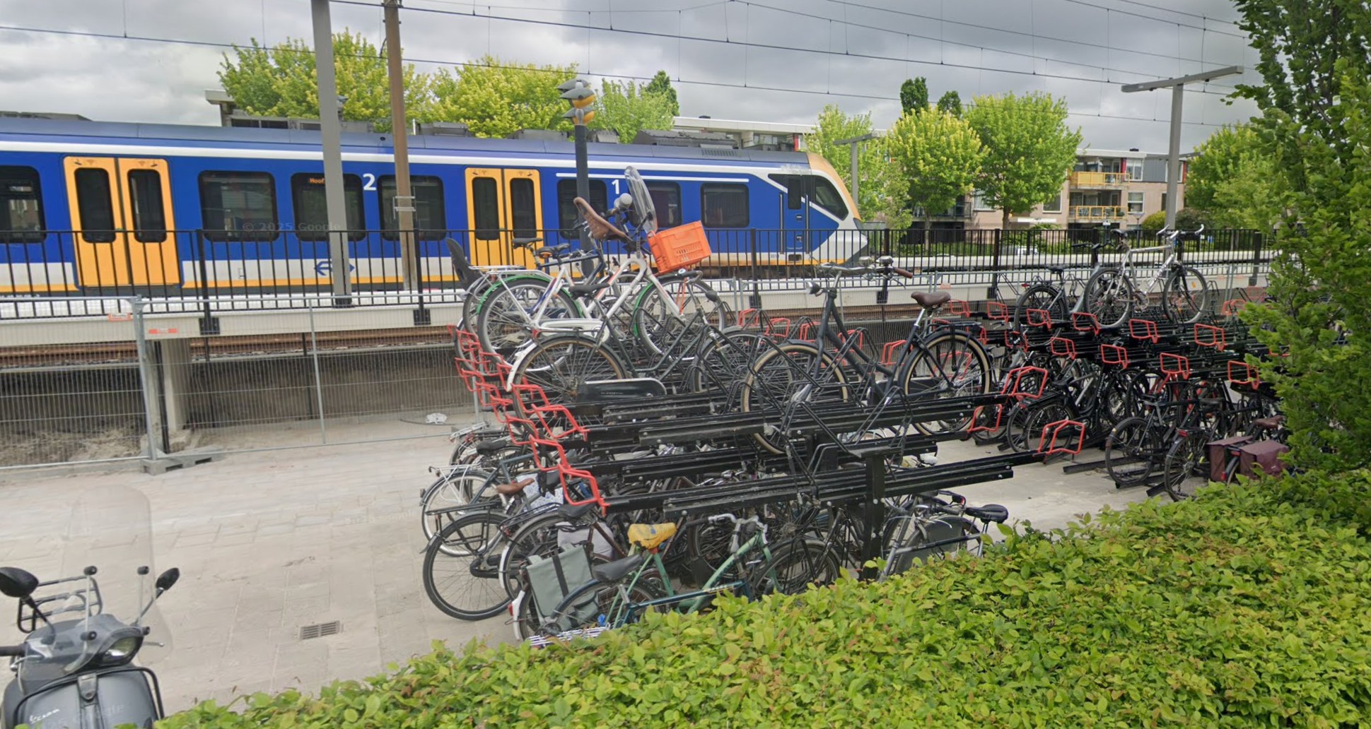 Fietsenstalling en perrons bij station Hoorn Kersenboogerd