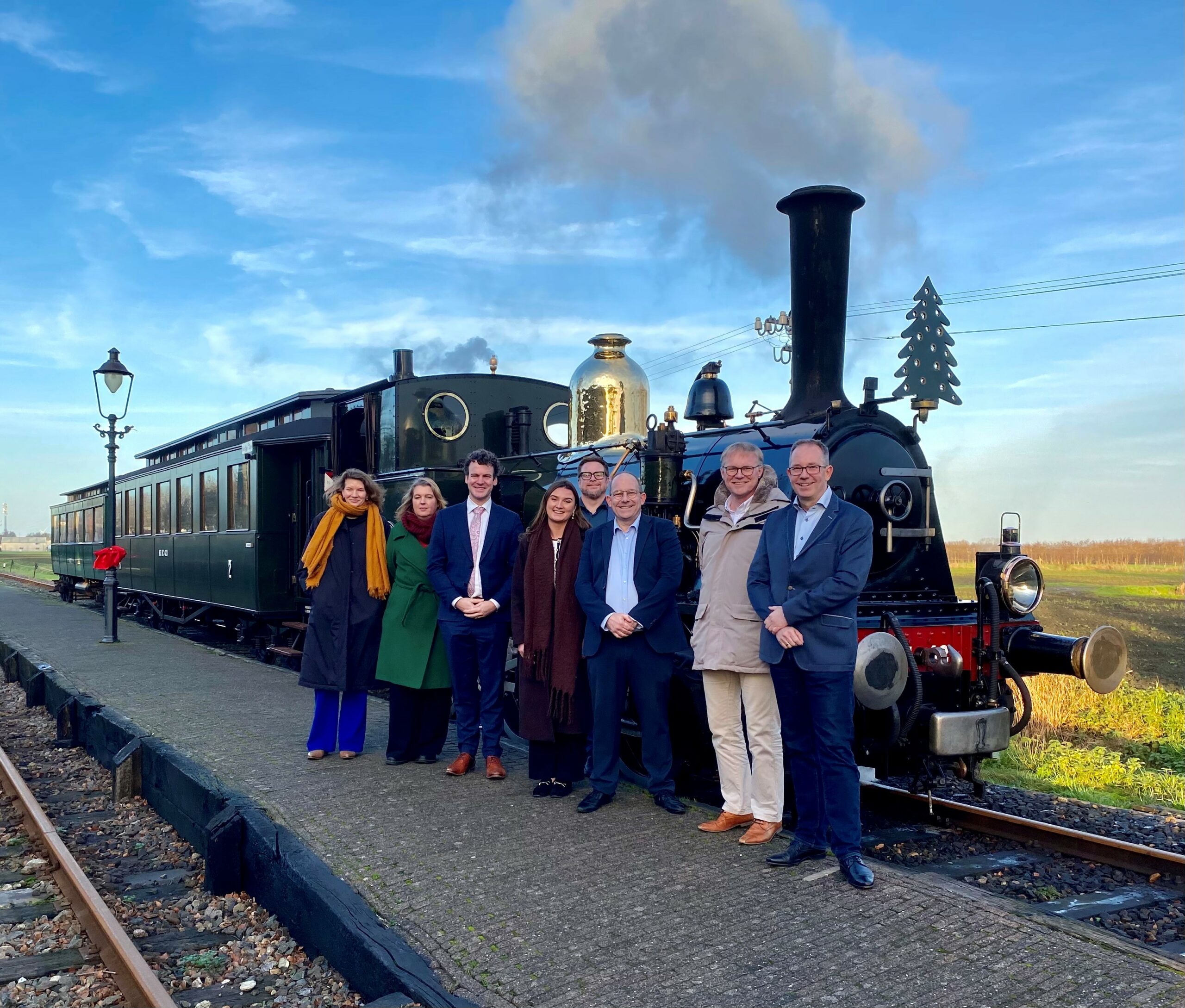 Museumstoomtram Hoorn-Medemblik rijdt door het Westfriese landschap langs monumentale stations