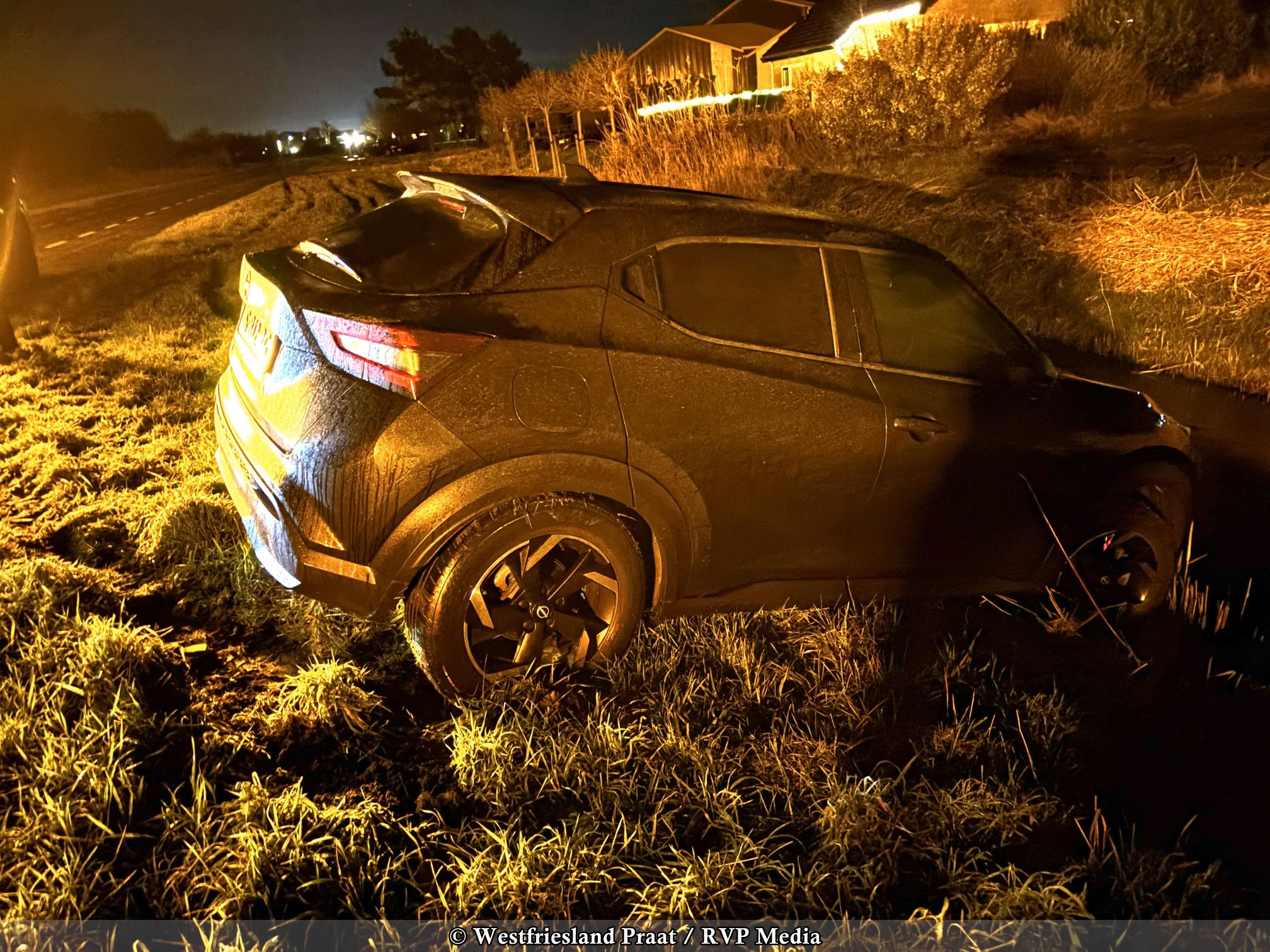 Auto zwaar beschadigd na slip op de Wijzend in Lutjebroek door gladheid