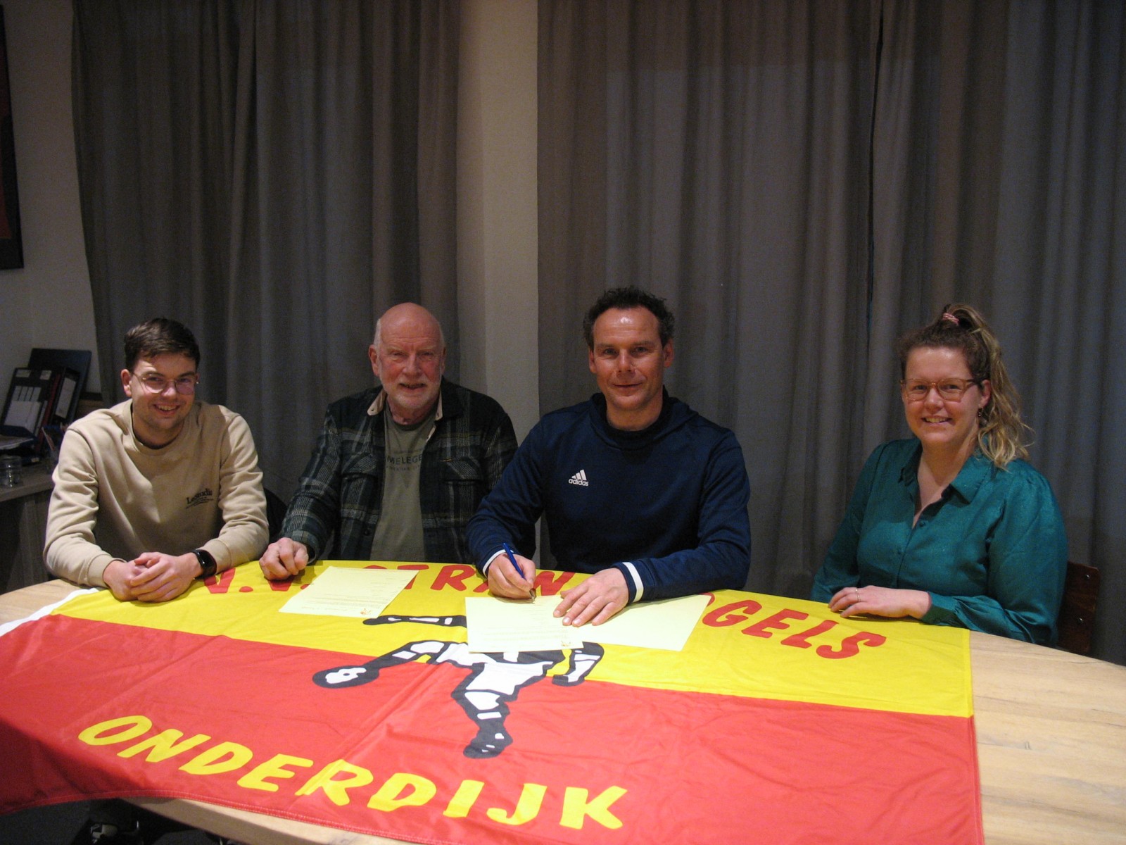 Edwin Degenaars tijdens een wedstrijd van Strandvogels langs de zijlijn
