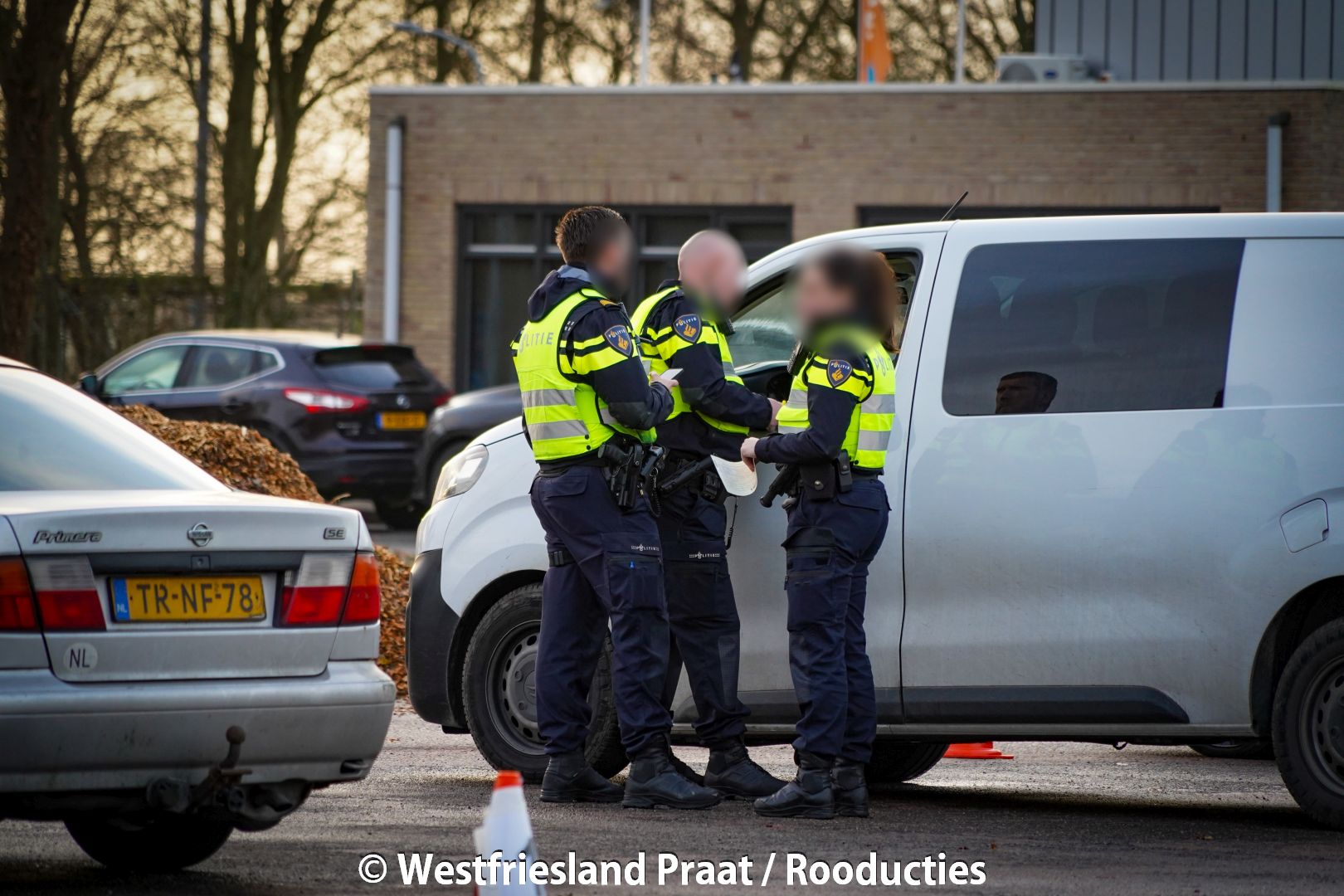 Politiecontrole op de Wijzend in Grootebroek met voertuigen en agenten