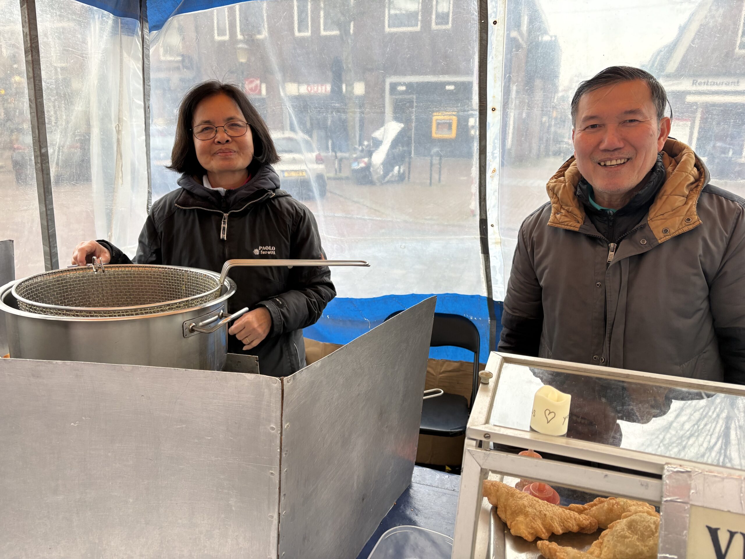 Afscheid van de Vietnamese loempiakraam van familie Nguijen op de weekmarkt in Medemblik
