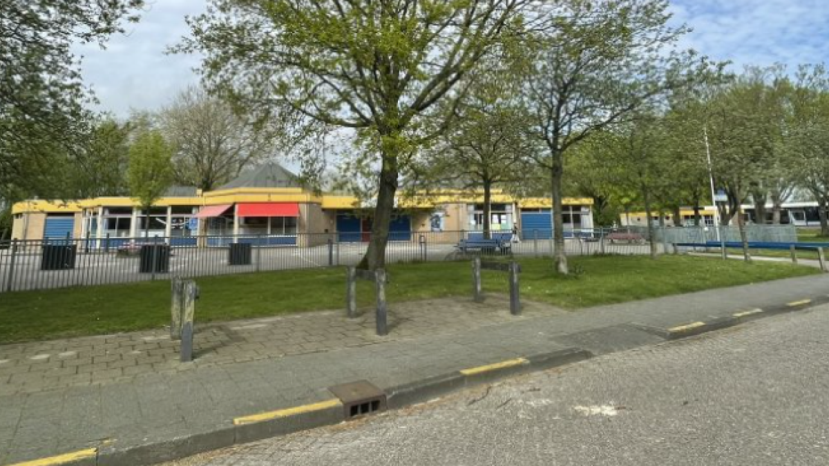 Gemeentehuis Opmeer tijdens informatieavond over toekomstplannen schoollocaties