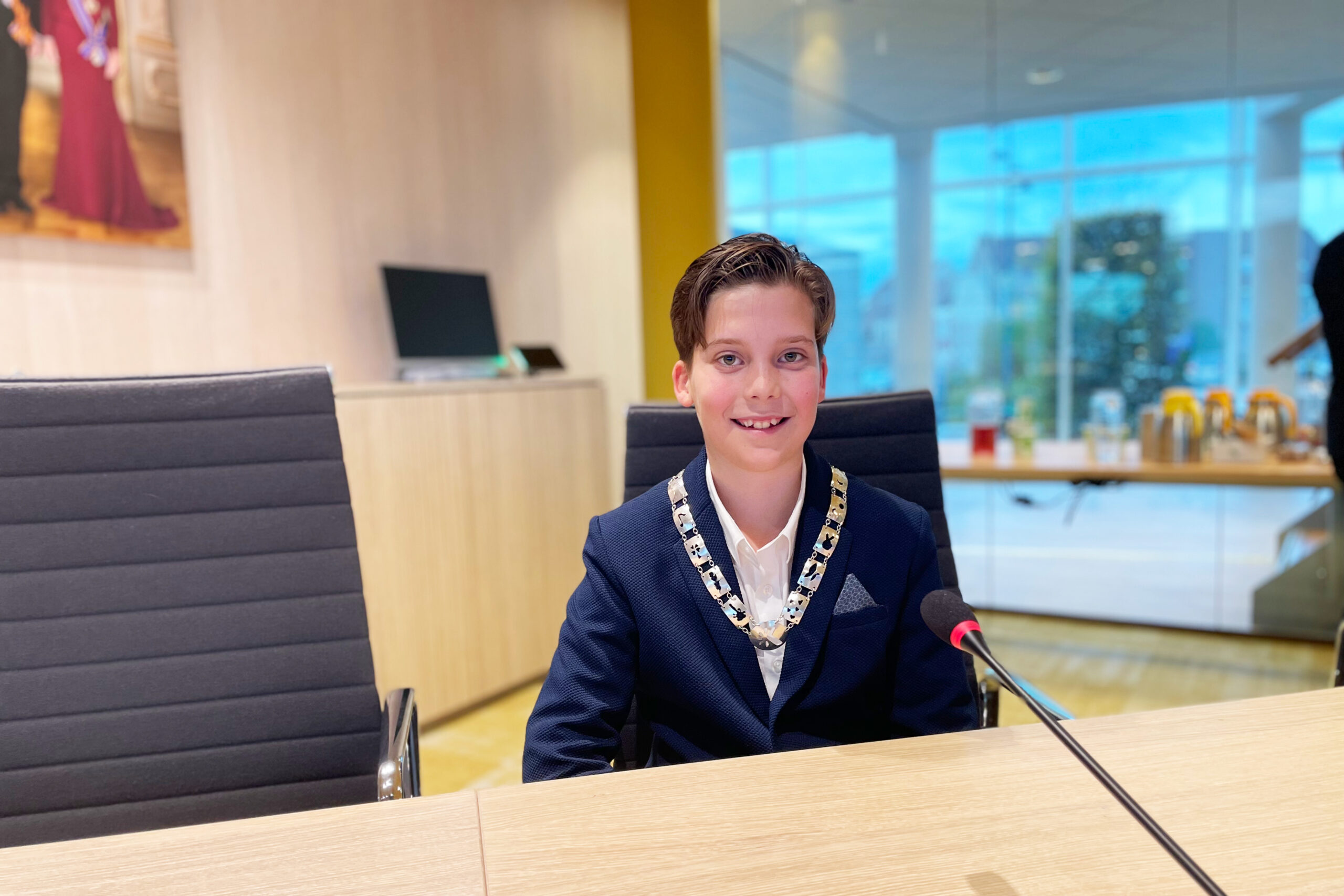 Kinderburgemeester Dex Beemsterboer tijdens zijn laatste officiële optreden in Koggenland.