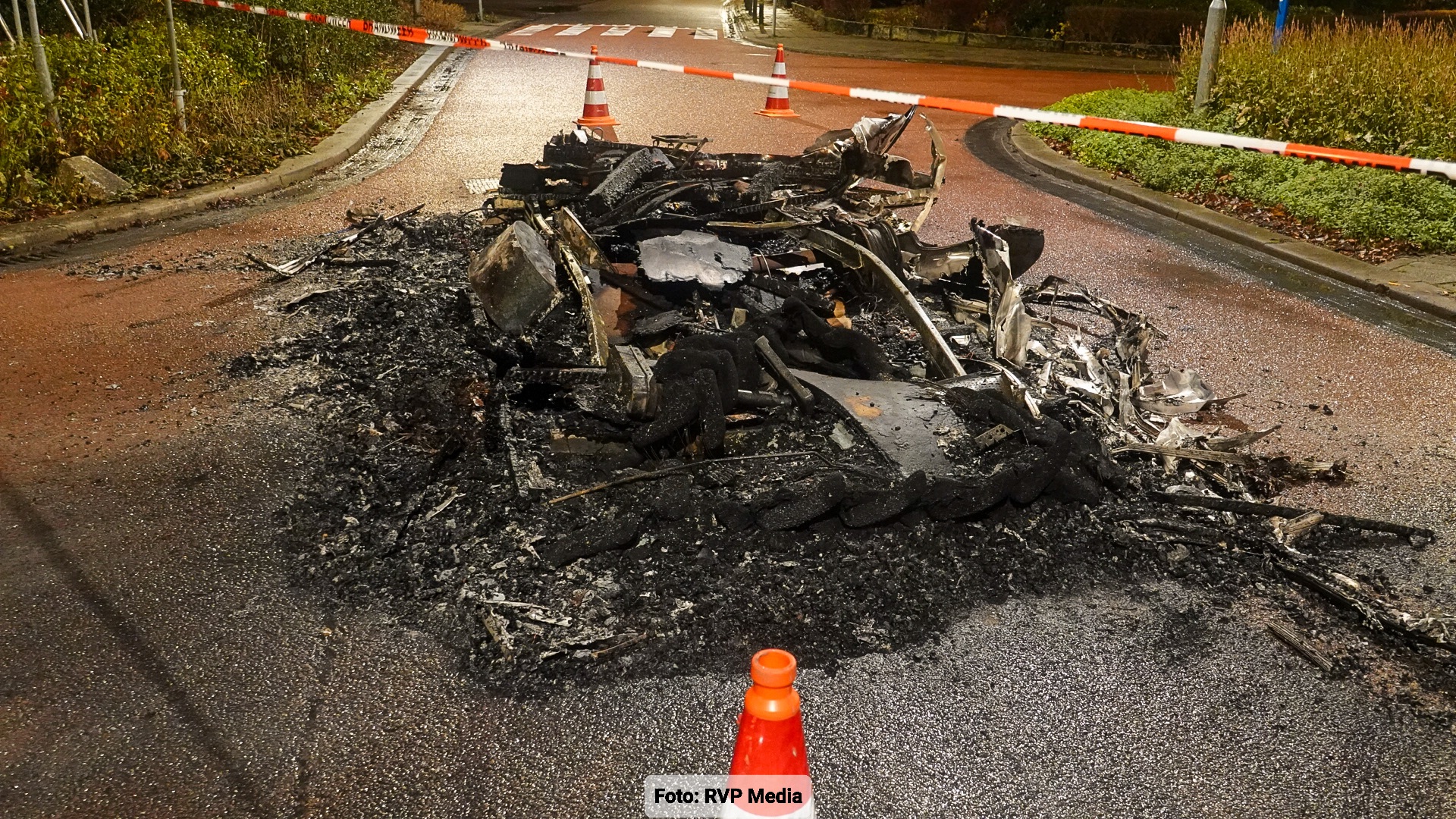 Uitgebrande caravan op kruising Nieuweweg-Noorderpad in Opperdoe