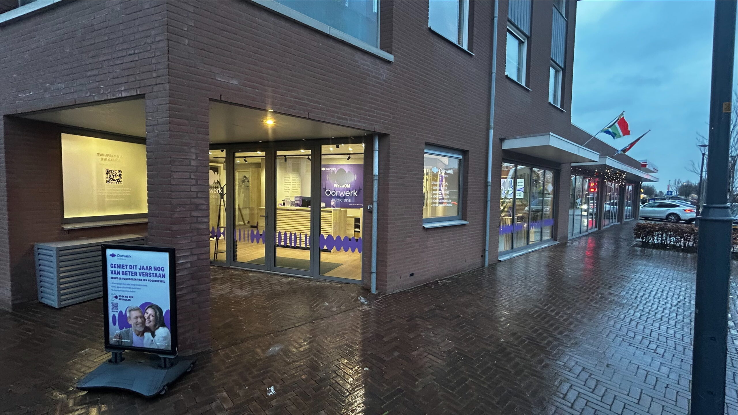 Oorwerk Audiciens nieuwe winkel aan de Herenweg in Hoogwoud
