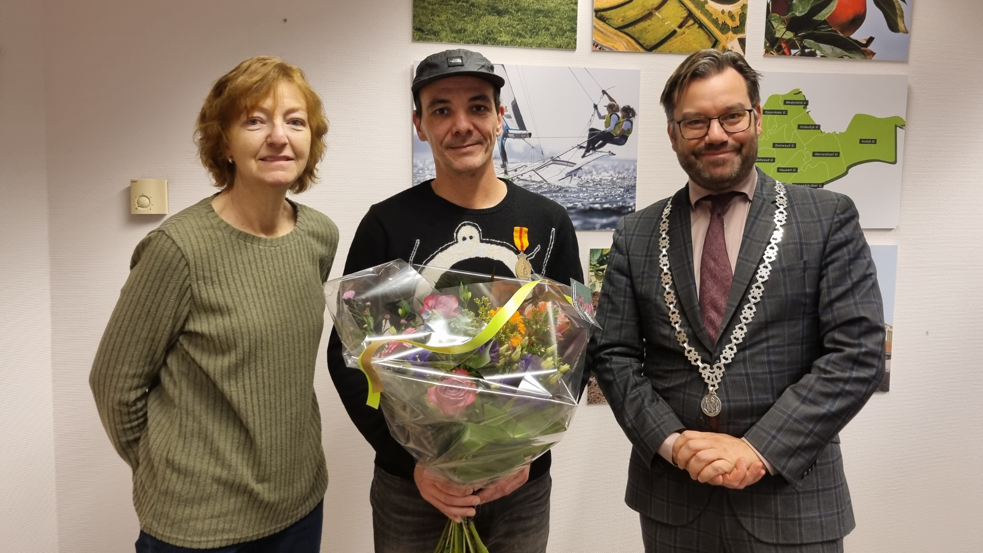 Burgemeester overhandigt Erepenning Menslievend Hulpbetoon aan Patrick Ettajrini uit Medemblik.