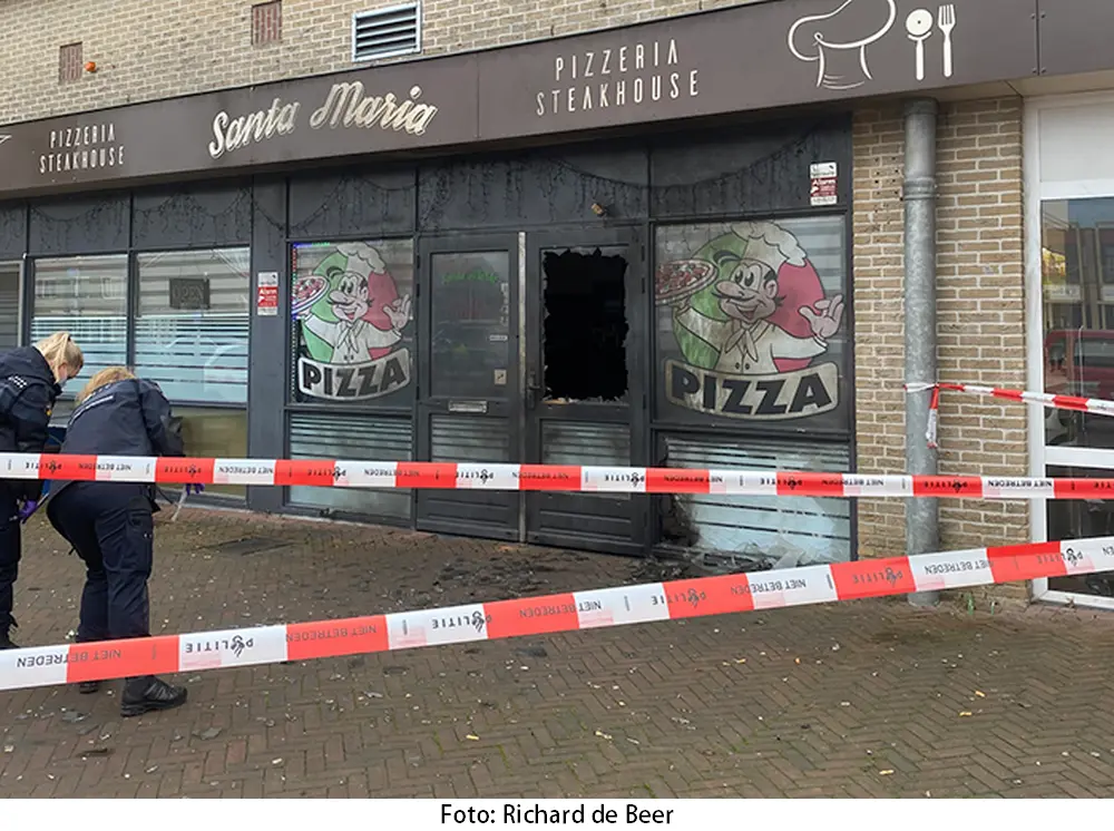 Politieonderzoek na ontploffing bij bedrijfspand aan het Raadhuisplein in Wervershoof