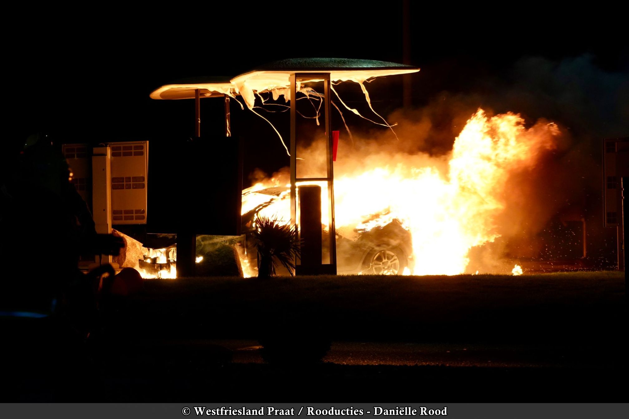 Brandweer blust brandend voertuig in de McDrive bij McDonald’s De Dolfijn