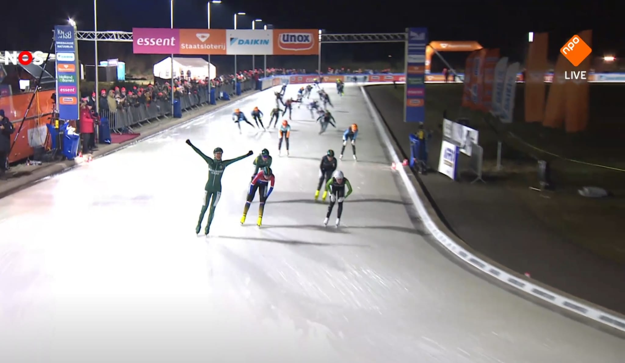 Sofia Schilder wint de marathon op natuurijs in Winterwijk na een spannende eindsprint