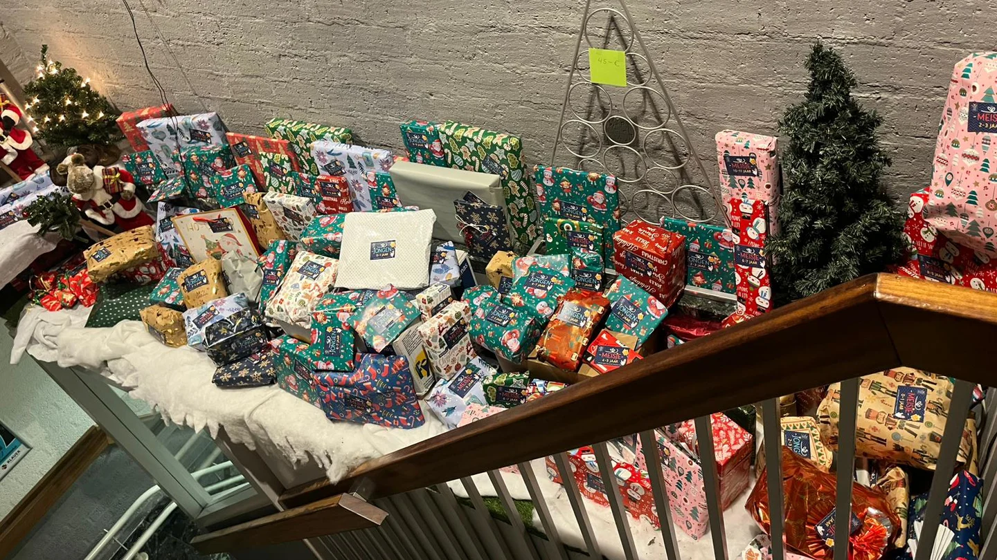 Vrijwilligers van Stichting Puur for Kids sorteren kerstcadeaus voor kinderen in Noord-Holland