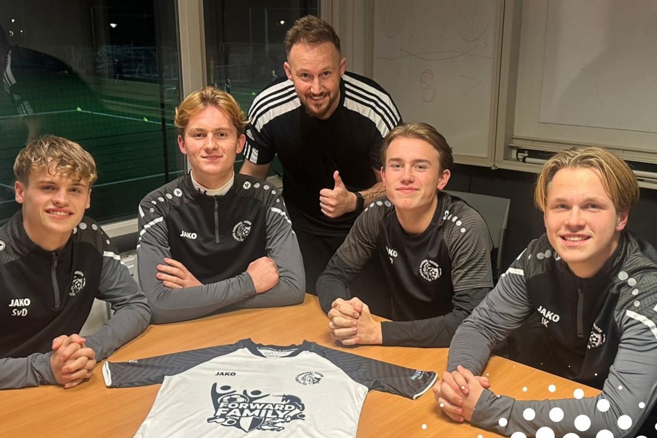 Trainers uit eigen jeugdopleiding van sv Always Forward op het trainingsveld