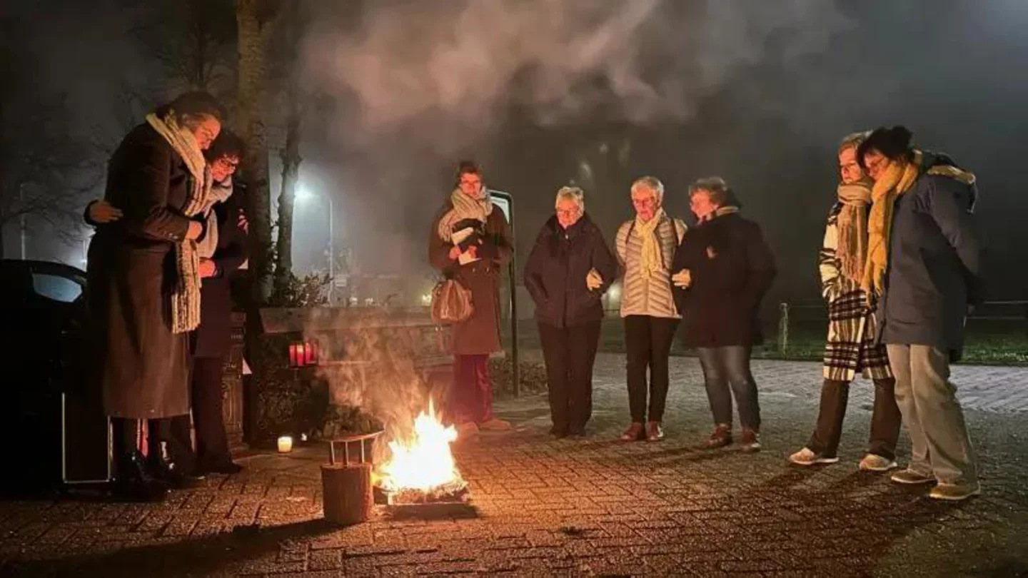 Rituele verbranding van hemelbrieven bij de kerk in De Weere en Zwaag