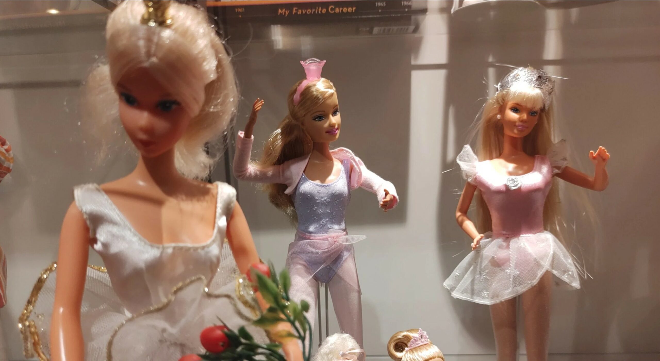 Barbie tentoonstelling met vitrines vol poppen in Museum van de 20e Eeuw Hoorn