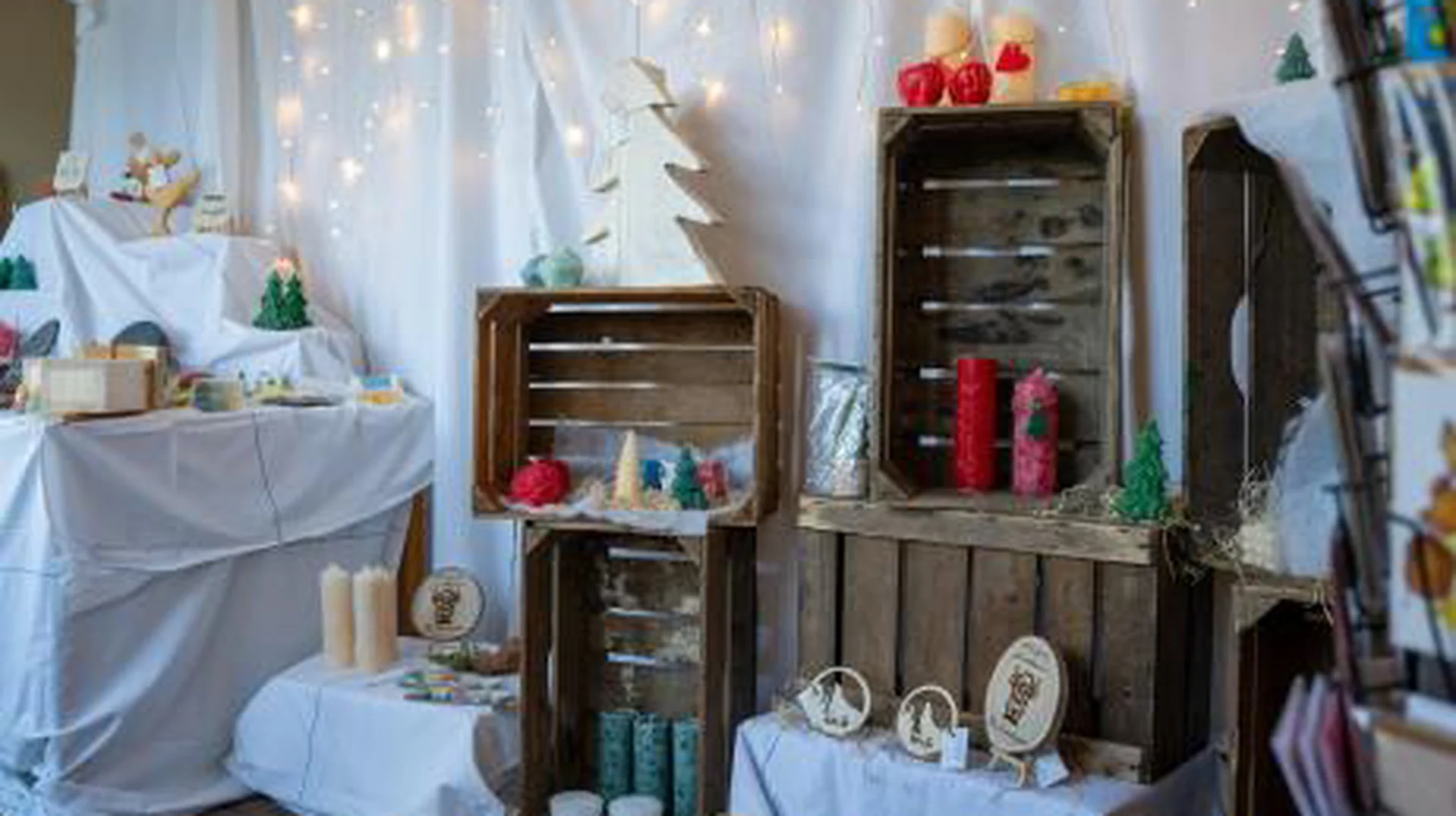 Bezoekers wandelen langs verlichte kerstroute van Calidus in Wognum