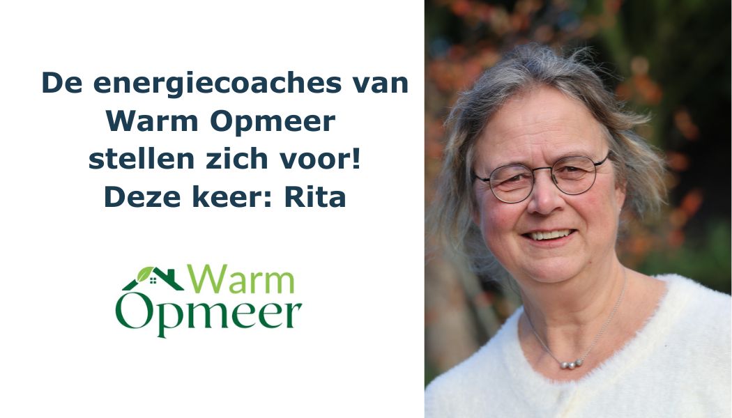 Energiecoach Warm Opmeer Rita Schilder geeft energieadvies aan bewoners in een woonkamer in Opmeer.