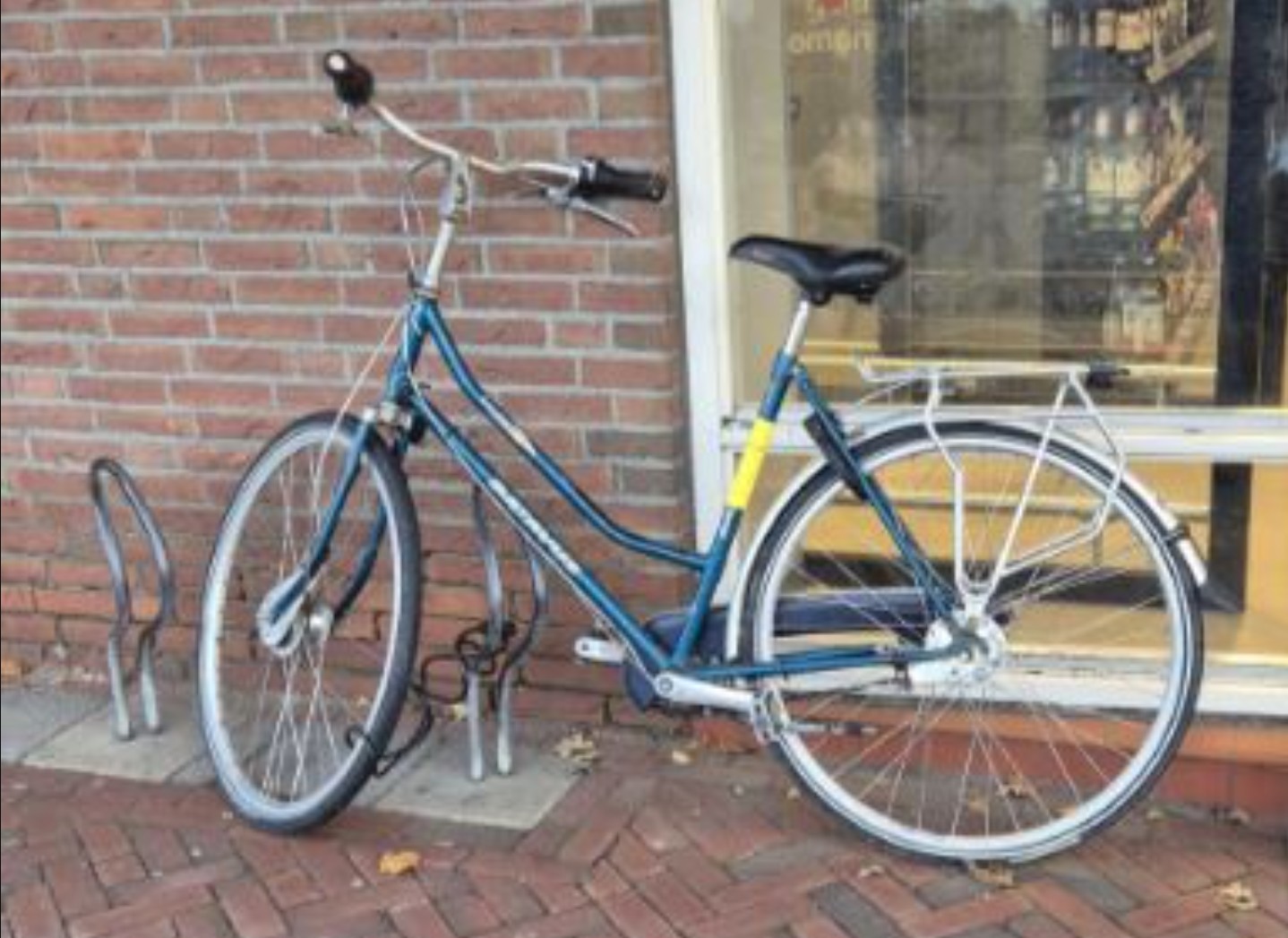 Weggesleepte damesfiets aan de Dorpsstraat in Wervershoof door gemeente Medemblik