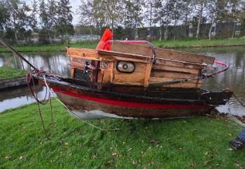 Weggesleept verwaarloosd vaartuig aan de Voorhamer in Medemblik