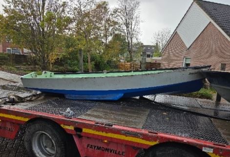 Bootjes worden weggesleept vanaf de Papenveer in Hauwert na overtreding.