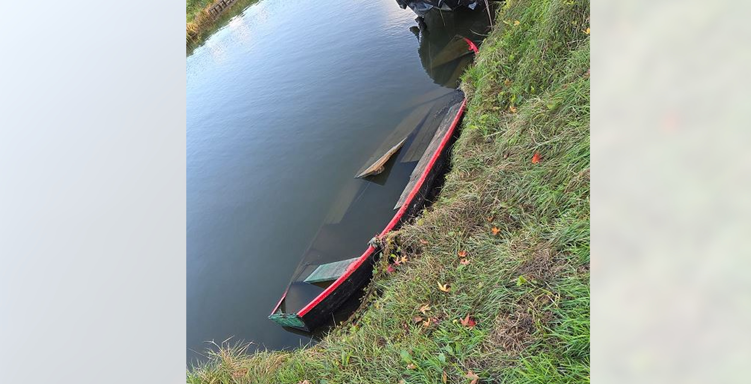 Boot wordt weggesleept vanaf de Burgemeester Avisstraat in Midwoud.