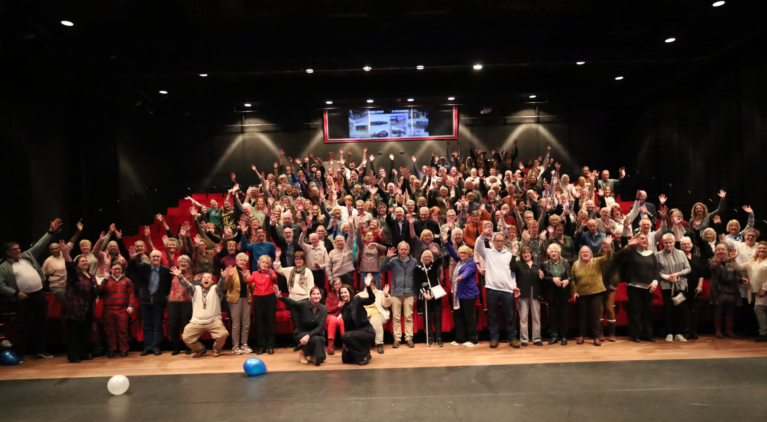 Vrijwilligers vieren jubileum van Stichting Netwerk in schouwburg Het Park.