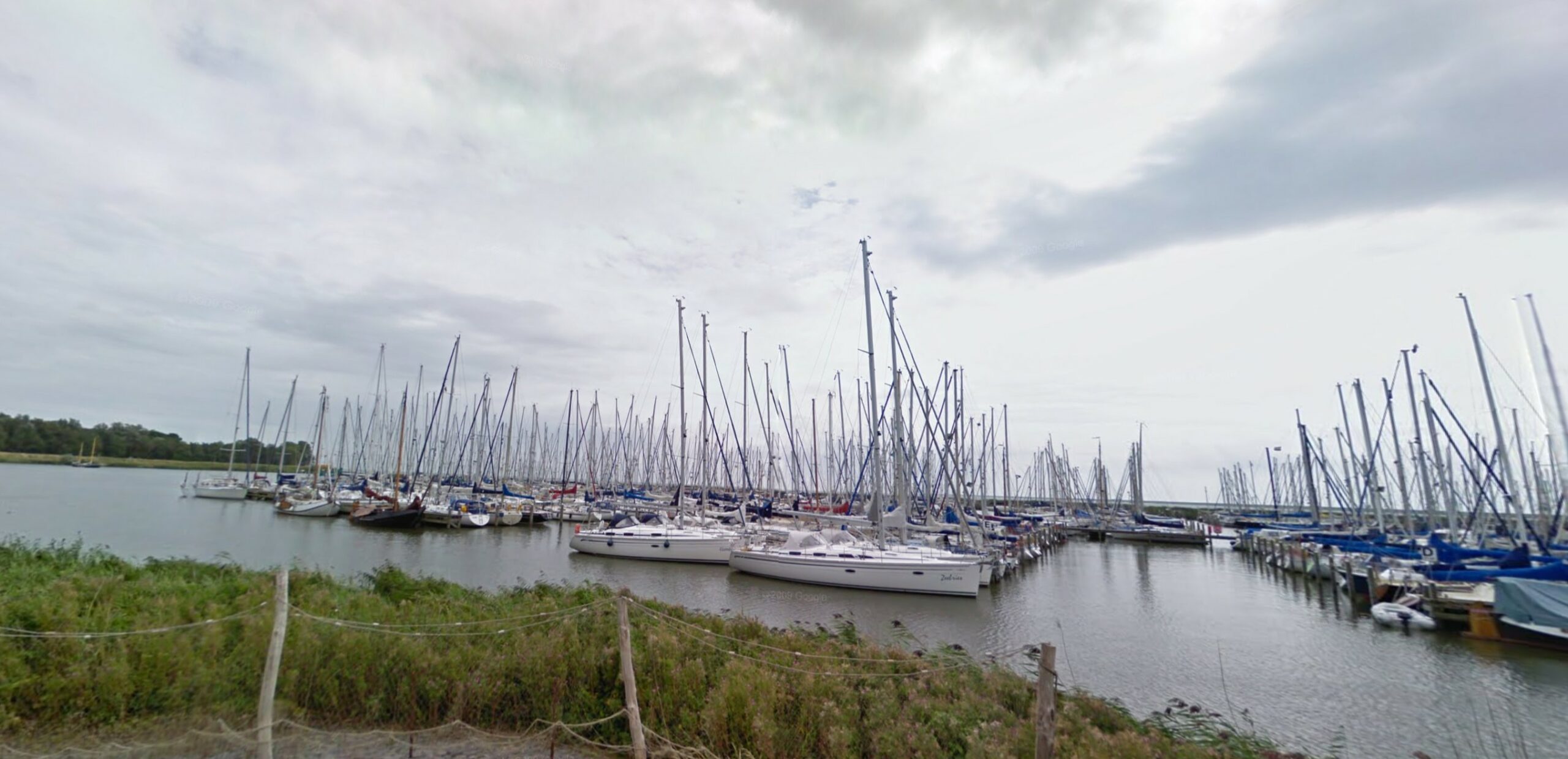 Historische binnenstad en haven van Enkhuizen, populaire bestemming voor toeristen