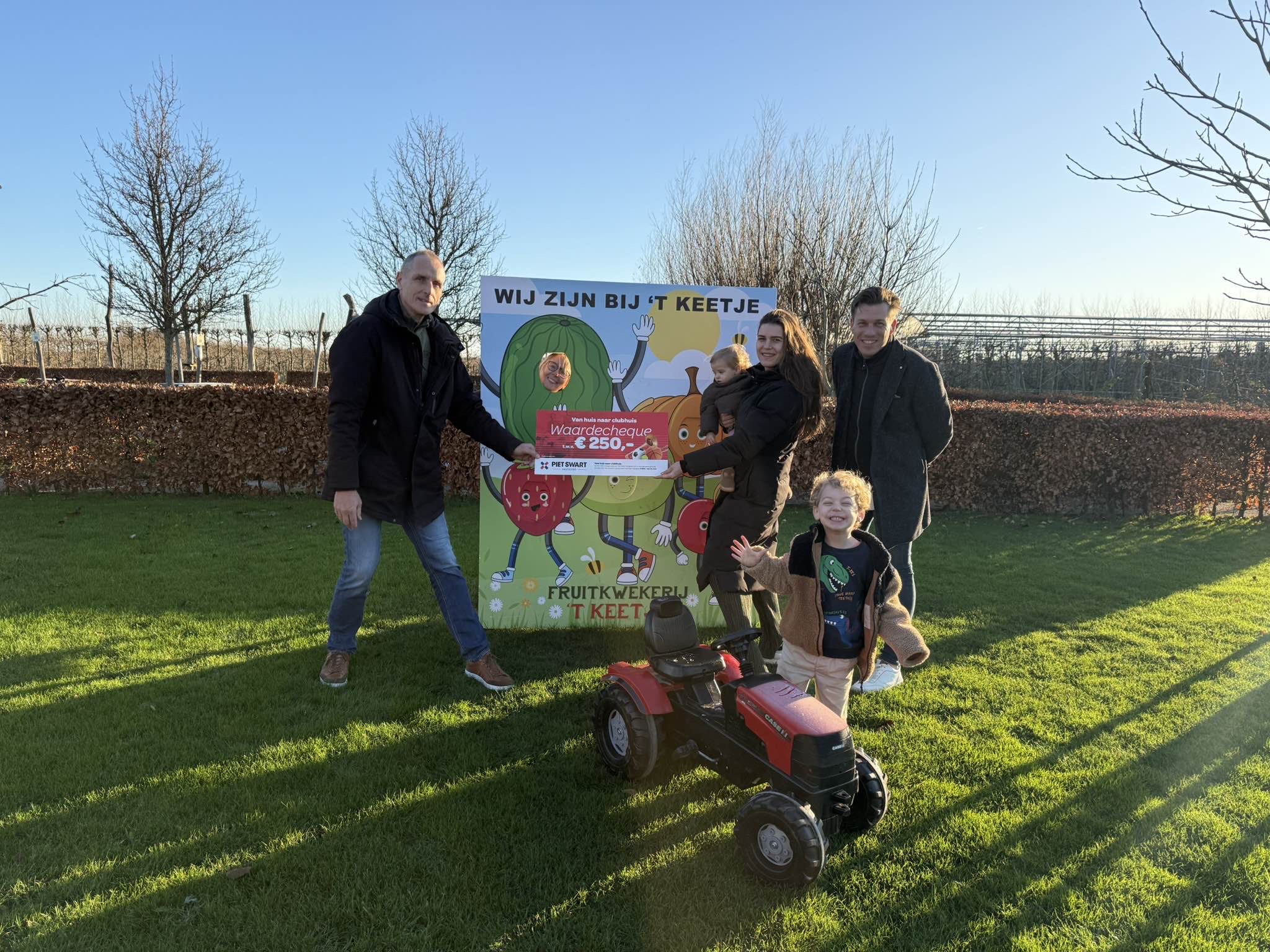 Overhandiging cheque aan zorgboerderij ’t Keetje in Lutjebroek door Piet Swart Vastgoed