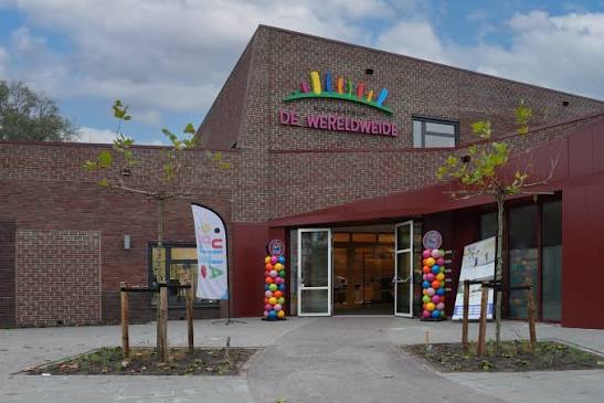 Voorzijde nieuwbouw Kindcentrum De Wereldweide in Opmeer