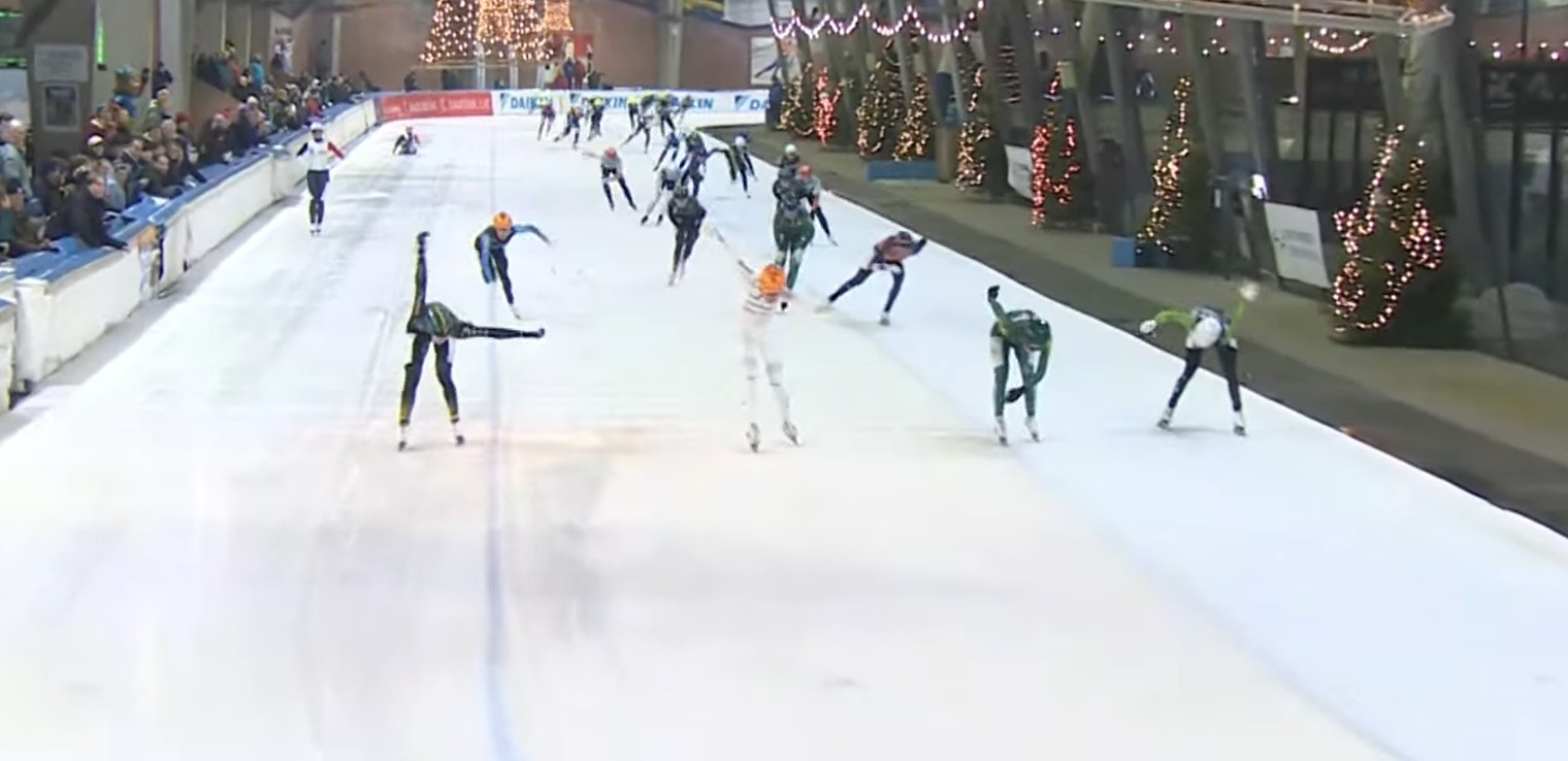 Schaatsers in het peloton tijdens een wedstrijd van de Daikin Marathon Cup