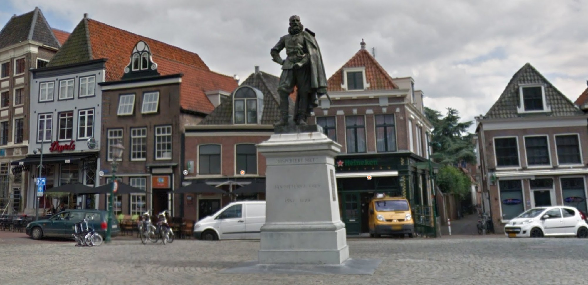 Standbeeld van Jan Pieterszoon Coen op de Roode Steen in Hoorn tijdens debat over toekomst en betekenis