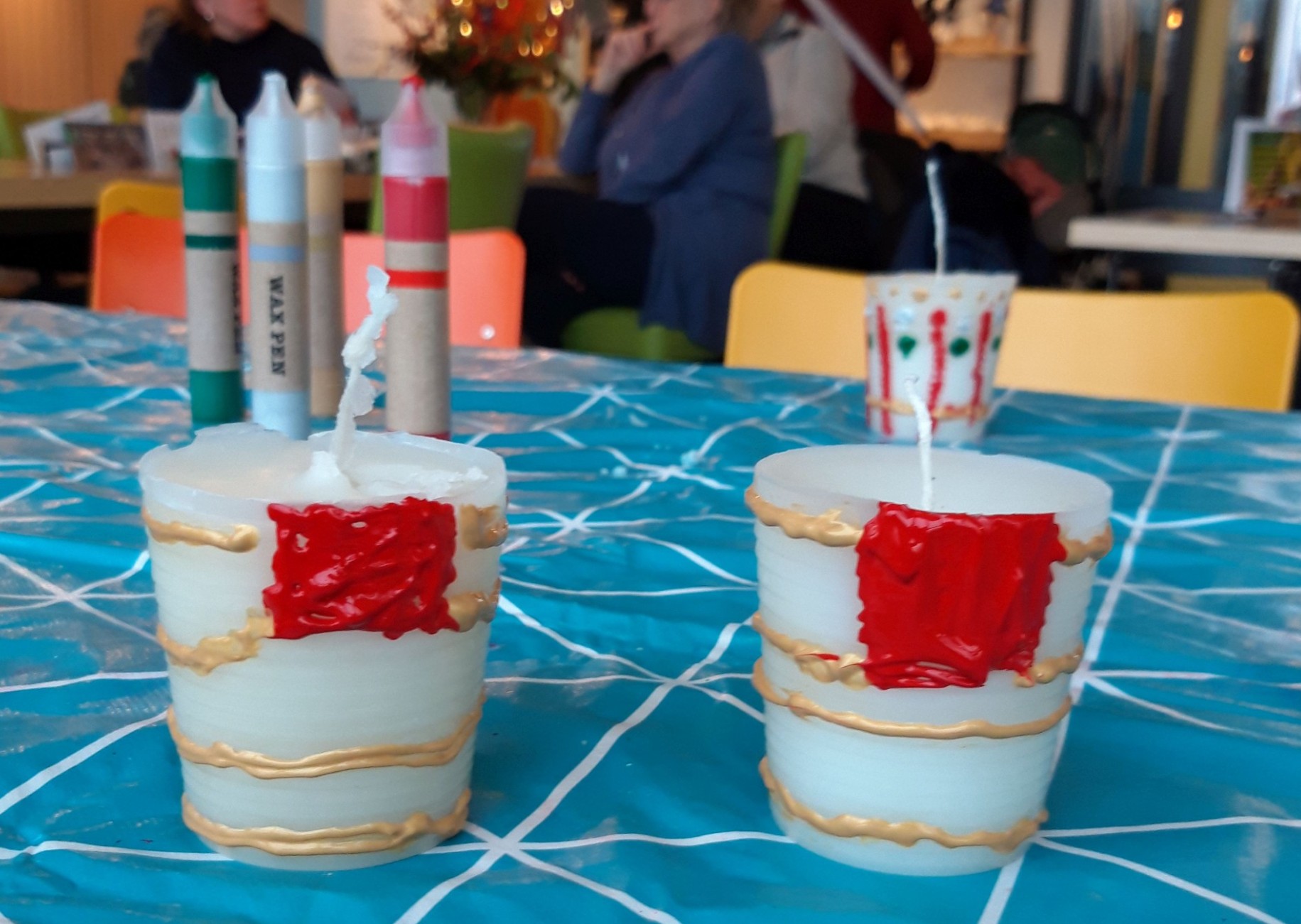 Kinderen die kaarsen maken tijdens workshop bij MAK Blokweer