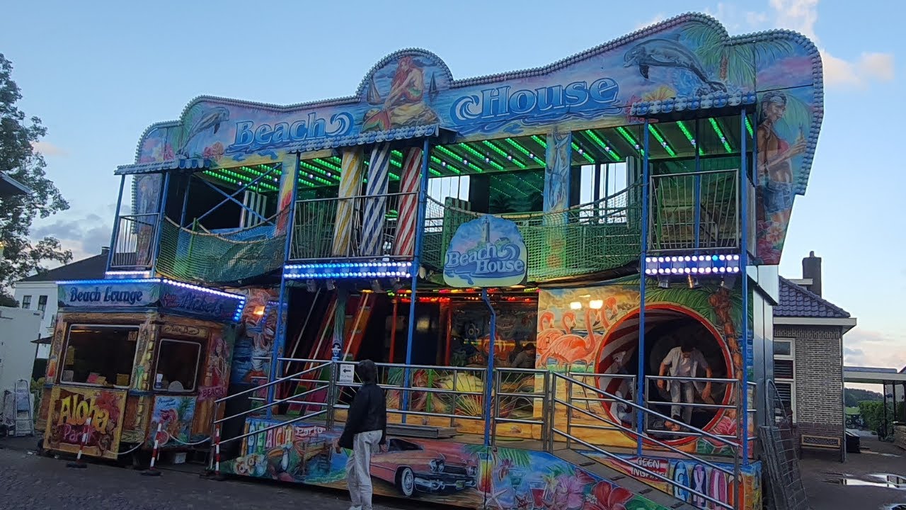 Kermisterrein in Nibbixwoud met feesttent naast de Sint Cunerakerk.