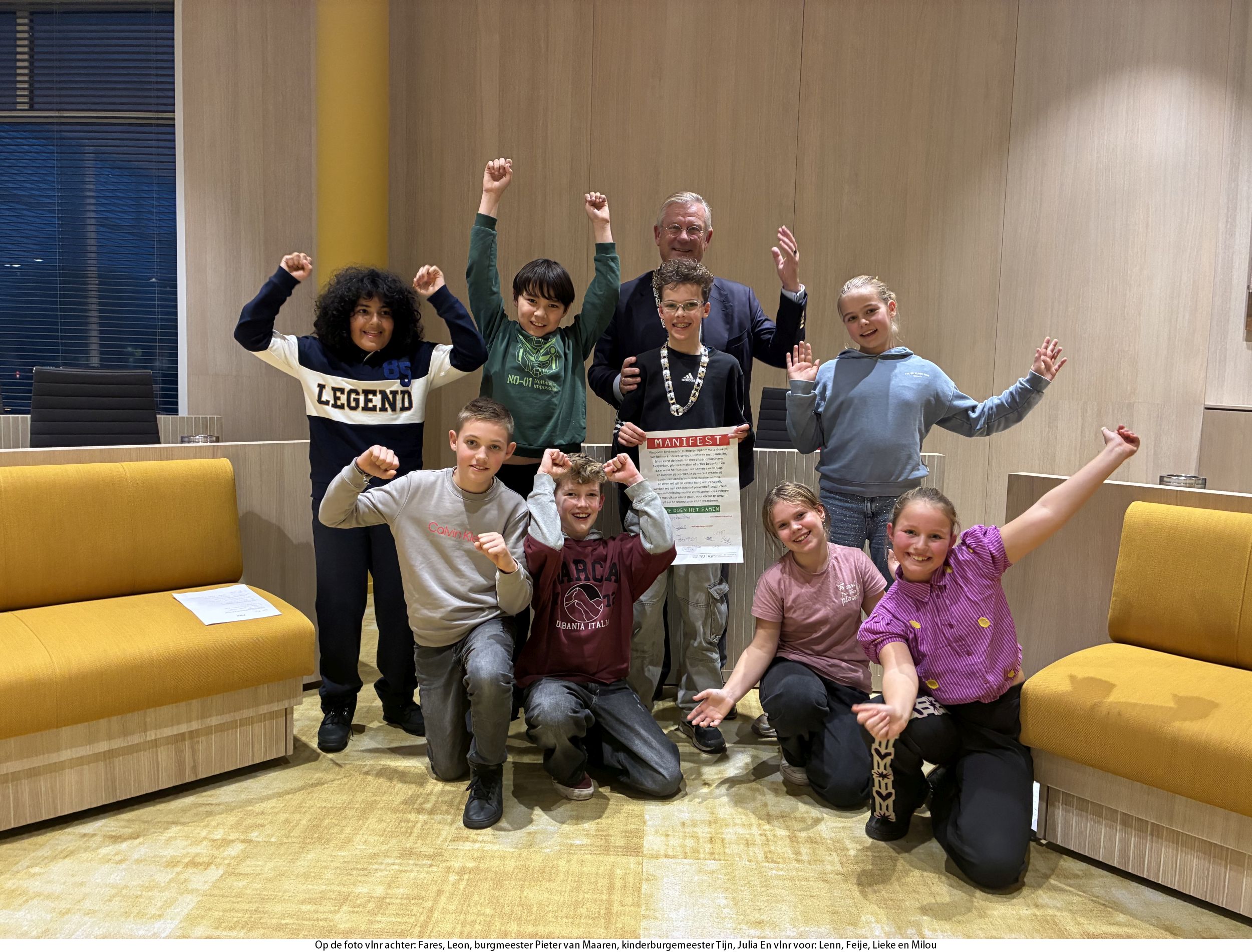 Kinderburgemeester Tijn Wellink deelt pepernoten uit in Koggenland