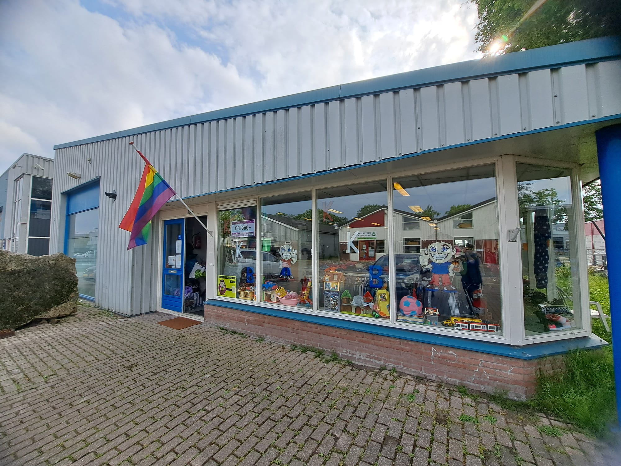 Vrijwilligers van Kinderkledingbank Westfriesland sorteren kinderkleding in Hoorn