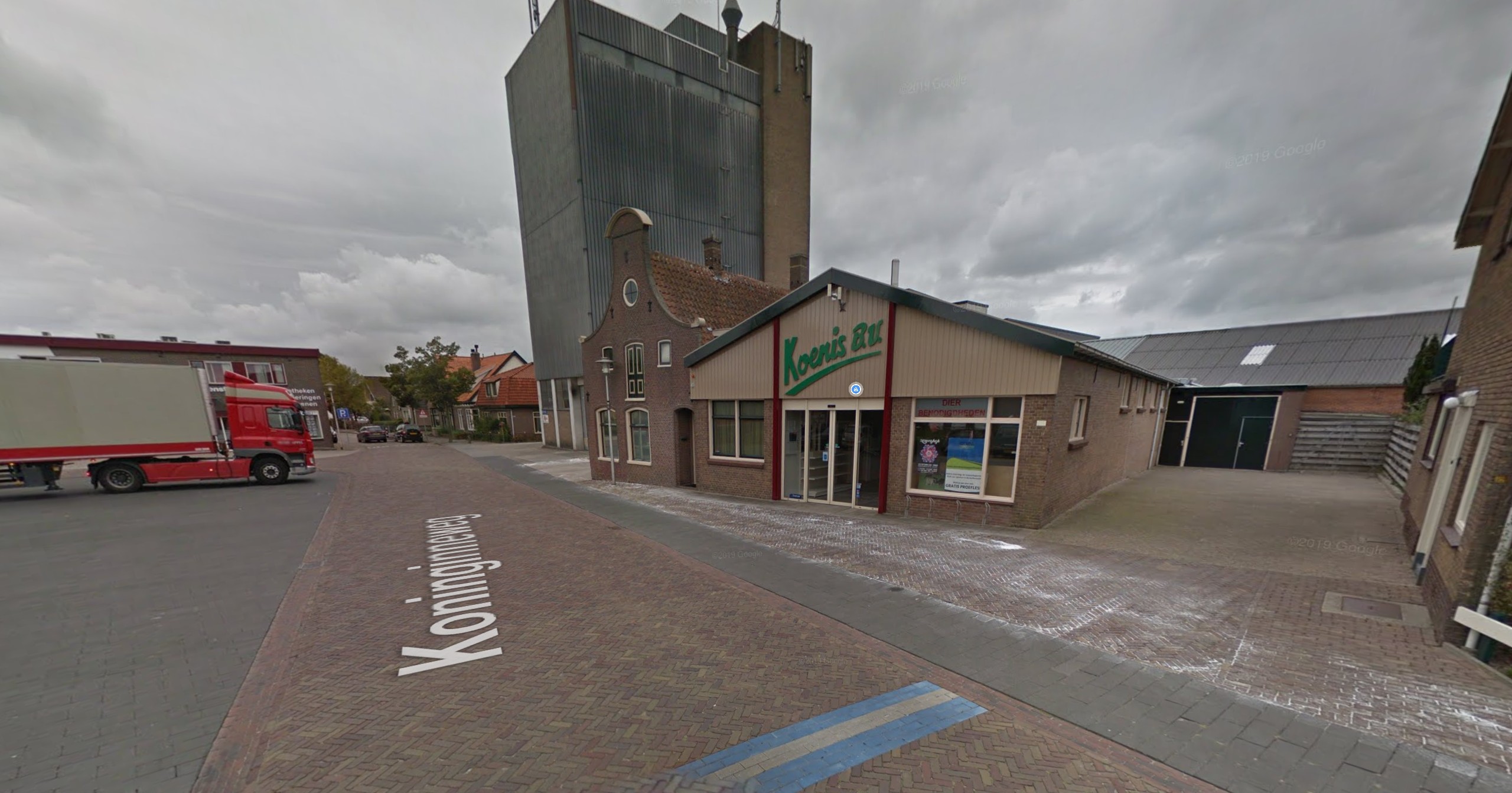 Luchtfoto van het Koenis-terrein in Opmeer waar sloop en nieuwbouw gepland zijn.