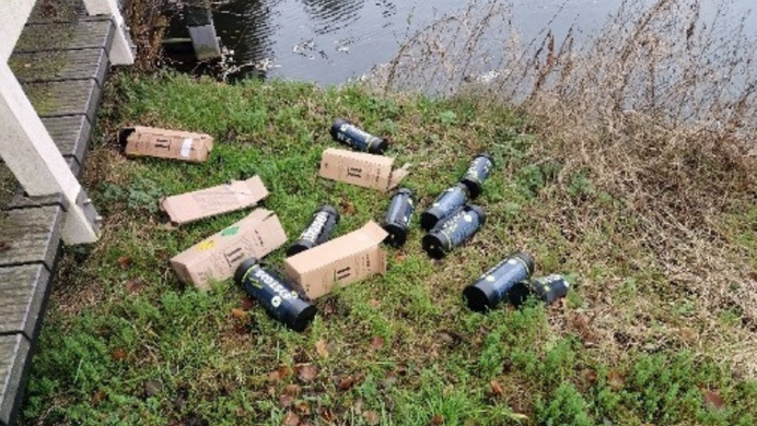 Gedumpte lachgascontainers bij speeltuin Kapberg Vierkant in Wognum
